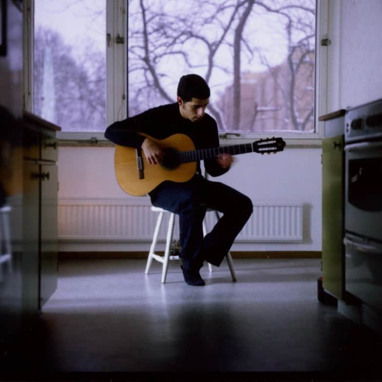 ホセ・ゴンザレスのインスタグラム：「2023 marks 20 years since the release of the debut album, "Veneer." It's hard to believe an album recorded with merely the most basic equipment in a cramped Gothenburg flat could end up going platinum. This milestone will be marked by a 20th Anniversary Deluxe Edition featuring newly remastered audio along with a bonus live album comprising thirteen intimate recordings from a historical 2003 Gothenburg Concert Hall performance. The vinyl release is pressed on double-colored clear vinyl and is available for pre-order. To get a taste, you can stream a performance of "Hints" recorded at this concert.  There will also be a series of Veneer Anniversary Live performances with a presale registration starting on Wednesday, August 3rd, at 10am EDT.   04/23/2024 - Vancouver, BC - The Orpheum (@vancivictheatres) 04/24/2024 - Portland, OR - @revolutionhall 04/26/2024 - Denver, CO - @paramountdenver 04/27/2024 - Oklahoma City, OK - @towertheatreokc 04/28/2024 - Dallas, TX - @majestictheatredallas 04/29/2024 - Austin, TX - @paramountaustin  05/01/2024 - Miami Beach, FL - @miamibeachbandshell」