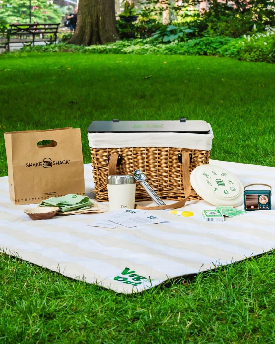 SHAKE SHACKさんのインスタグラム写真 - (SHAKE SHACKInstagram)「[GIVEAWAY CLOSED] Winners have been notified. Thank you to everyone who entered!   GIVEAWAY 🌱🍔 Ever wanted your own Shack picnic? We’re bringing the Veg Out experience to you...   Ten (10) lucky fans will score a custom Shake Shack picnic basket + a $100 Shack gift card to have the perfect picnic.   How to enter:  1) Follow @shakeshack  2) Tag a friend you’d have a Shack picnic with (include #giveaway)   Winner will be announced on or around 8/4. NO PURCHASE NECESSARY. Link in IG bio for official giveaway terms and conditions. #giveaway #shakeshack」8月3日 23時16分 - shakeshack