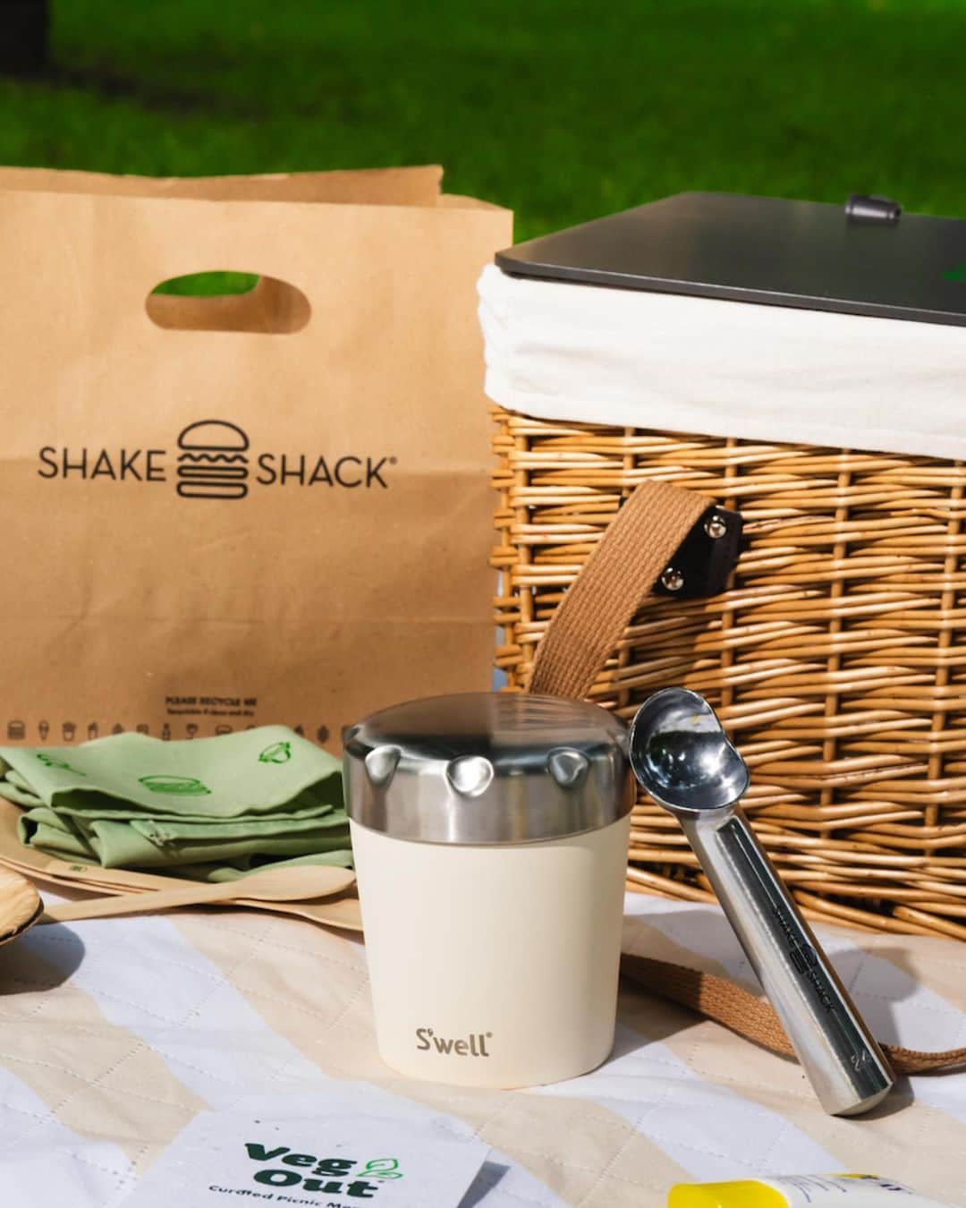 SHAKE SHACKさんのインスタグラム写真 - (SHAKE SHACKInstagram)「[GIVEAWAY CLOSED] Winners have been notified. Thank you to everyone who entered!   GIVEAWAY 🌱🍔 Ever wanted your own Shack picnic? We’re bringing the Veg Out experience to you...   Ten (10) lucky fans will score a custom Shake Shack picnic basket + a $100 Shack gift card to have the perfect picnic.   How to enter:  1) Follow @shakeshack  2) Tag a friend you’d have a Shack picnic with (include #giveaway)   Winner will be announced on or around 8/4. NO PURCHASE NECESSARY. Link in IG bio for official giveaway terms and conditions. #giveaway #shakeshack」8月3日 23時16分 - shakeshack
