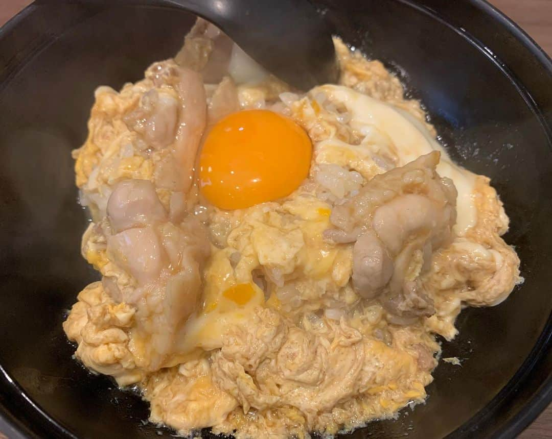 昴生さんのインスタグラム写真 - (昴生Instagram)「昼飯！！ #今日は #祇園花月出番！ #合間に #おかんとランチ！ #へん古 さん！ #蕎麦屋さん！ #親子丼！ #こんなに鶏肉の大きい親子丼あんまり見たことない！ #うまいー！ #蕎麦屋さんやから出汁が全然ちゃうな！ #おかんはおれが太り過ぎやと心配してる！ #それやのに親子丼だけで足りるんかって #言うてくる！ #親子丼だけで大丈夫って言うと #そやんなあんたいつも食べ過ぎやねん #て言われた！ #おかんは冷たいおろし蕎麦頼んだ！ #それを #私全部食べられへんからと #半分くらいくれた！ #結局蕎麦頼んだのと同じ！ #優しさがおれを太らせる！」8月3日 23時19分 - mikikousei