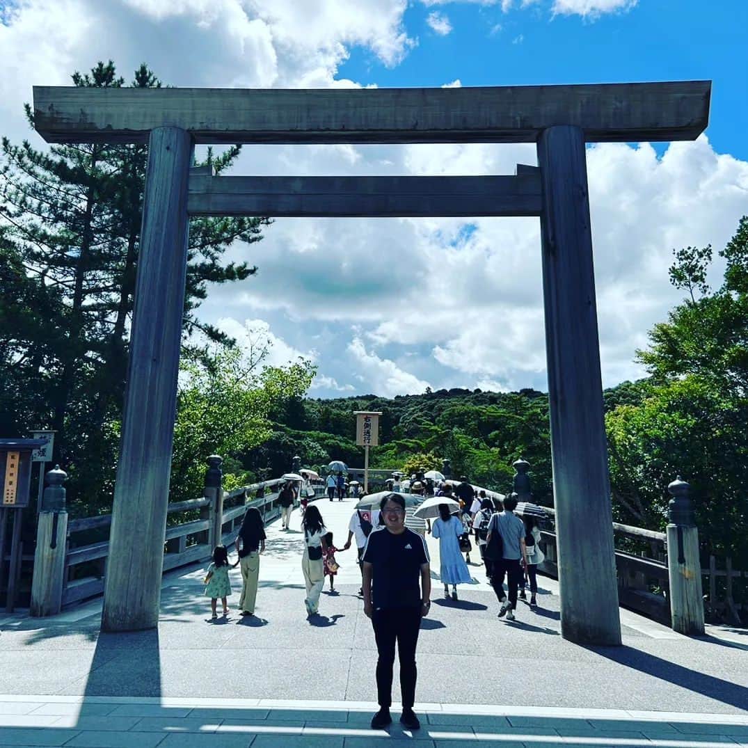 粉川真一のインスタグラム：「夏休みをいただき、故郷の三重県に帰省しました！ 久しぶりの伊勢神宮！ これまで節目節目に訪れてきました。 まさに、ここが私のアナザースカ......  おっとっと、他局でした！  美しくに(うましくに)伊勢から「ふしぎ発見！」」
