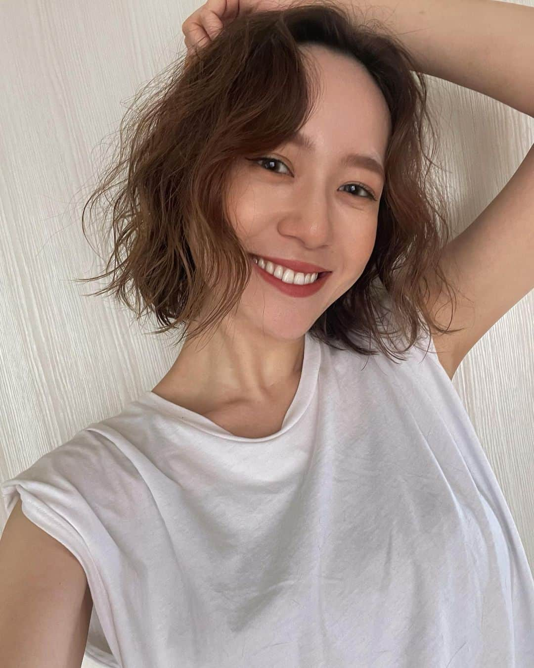 塩谷美佳さんのインスタグラム写真 - (塩谷美佳Instagram)「😆🌻😆🌻  最近お気に入りのアイテムたち😆  💄Touch My Lip 07 キーピングソバー 塗りやすい感じなのに速乾でほんとに崩れなくて使いやすい！ 色合いもかわいすぎるから他の色も欲しい〜  🙌🏻マヨルカ　ハンドクリーム 柄もツボで香りもツボ。 アイリスオブカプリっていう香り🪷 最近ほんとにアイリスの匂いが好き！  新しいツボなアイテムを見つけるとテンション上がる🌻✨  #お気に入りアイテム #ハンドクリーム #リップ #メイクアイテム #最近のお気に入り #メイクアップ #メイク好きさんと繋がりたい #touchmylip #マヨルカハンドクリーム #ショートヘアアレンジ #ショートヘアスタイル #久々の #セルフィー」8月3日 23時22分 - mkmkass