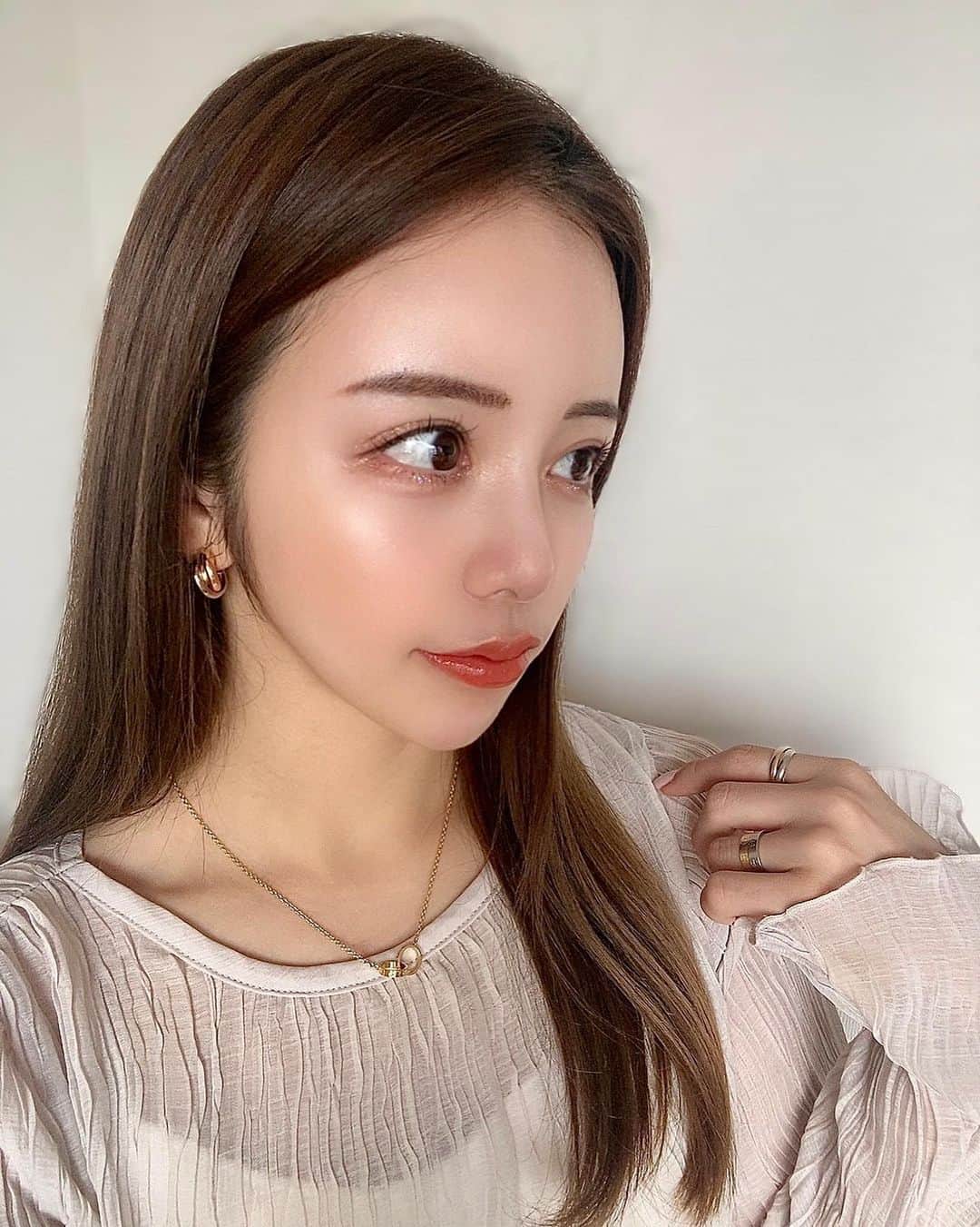 RICOのインスタグラム：「. こんばんは🌙 みんなまだ起きてる〜😳？ . 毎月続けているクリニックでお肌のケア✨️ シミやくすみが気になってきたから 最近はピコトーニングを受けてるよ🙋🏼‍♀️💖 パチパチ弾かれてるような痛み？はあるけど全然余裕◎ いつも施術も15分あれば終わっちゃう👏🏻💕 (@clinique.osakashinsaibashi) . . #クリニーク#クリニーク心斎橋#clinique#スタイルアップ#ハイビジュアル#おうちじかん#今日のコーデ#ママコーデ#ママファッション#美容#低身長コーデ#骨スト#骨格ストレート#イエベ#summer#ピコトーニング#クリニーク#クリニーク心斎橋#今日のメイク#ツヤ肌#艶肌#チーク#リップ#オルチャン#オルチャンメイク#カルティエ#cartier#アクセサリー#ゴールドアクセサリー#accessory」
