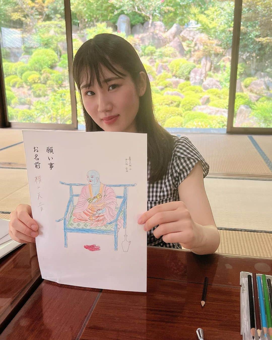 横山天音のインスタグラム：「兄とお寺で塗り絵した #差をつけようとしたら #兄もお肌青にしてた笑」