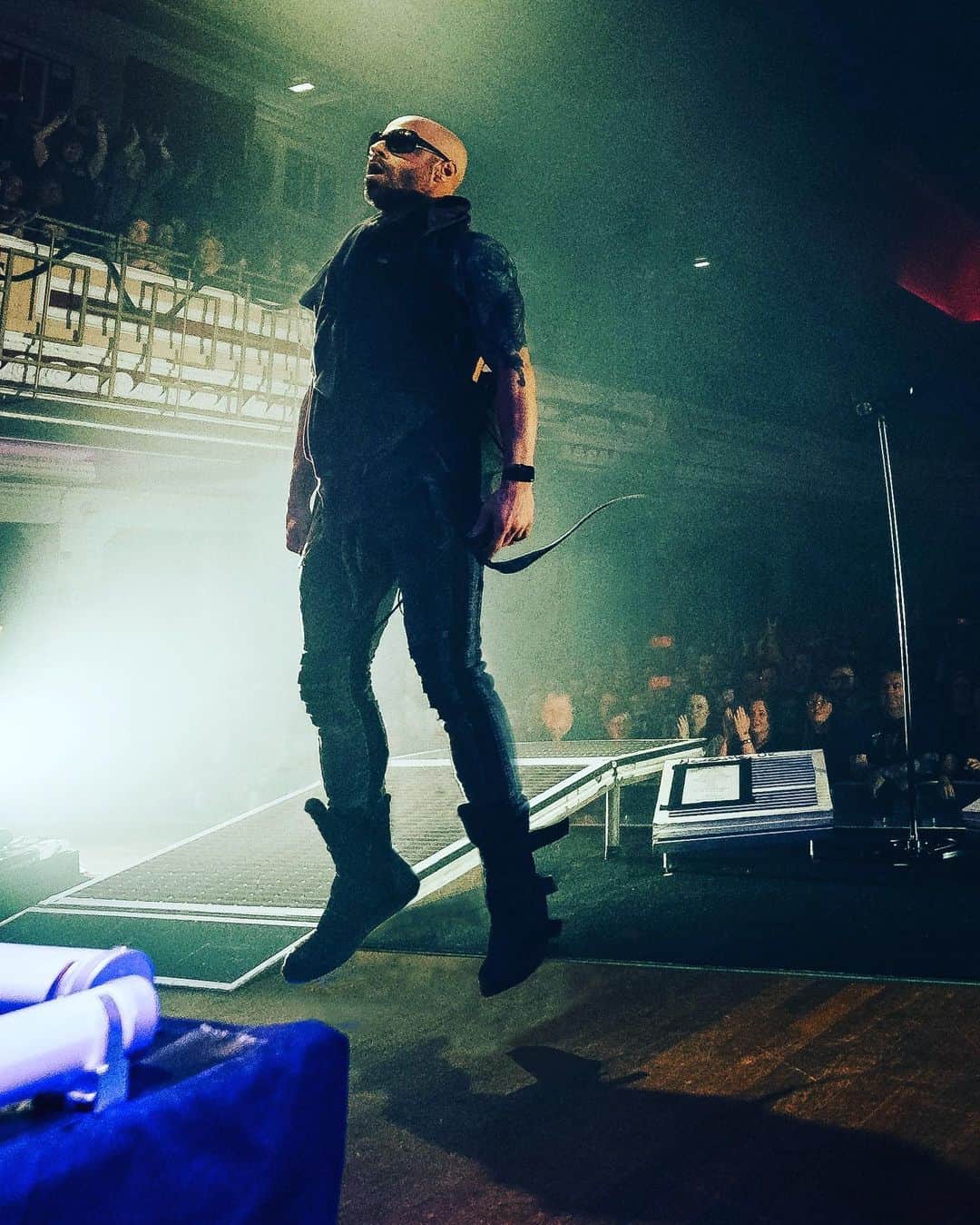 クリス・ドートリーのインスタグラム：「👽 🛸 #levitation . . . .   #daughtry #chrisdaughtry #alien #aliens #levitating 📸 @hrv_images」