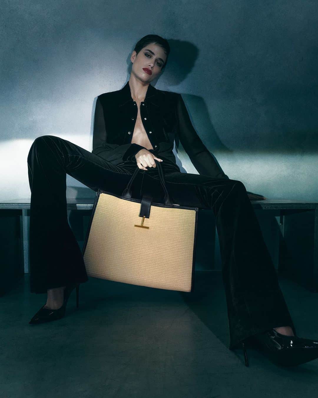 トムフォードのインスタグラム：「RAFFIA TARA TOTE.   DISCOVER THE PRE-FALL ’23 COLLECTION. NOW AVAILABLE ON TOMFORD.COM   #TOMFORD」