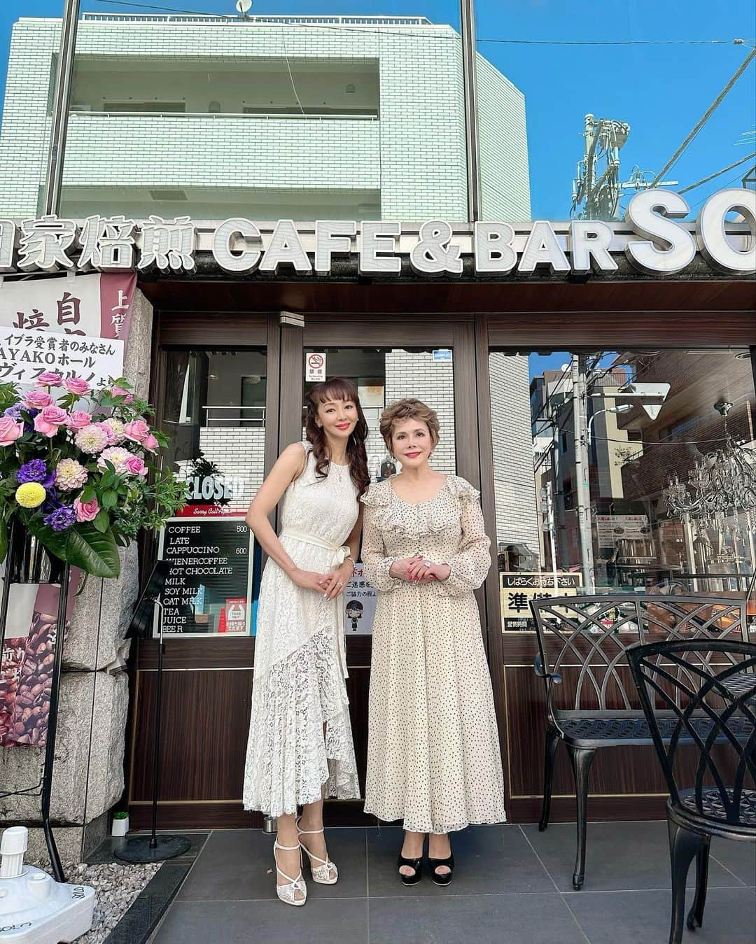 神田うのさんのインスタグラム写真 - (神田うのInstagram)「夫人💕とAYAKO HALLでのコンサートへ☺️ AYAKO HALLは世界的なクラシックギタリスト 故•渡辺綾子氏の記念ホールとして昨年7月にオープンした小さなホールです☺️  コンサートではオペラ歌手柴田智子さんが歌われた日本語の歌詞とそのハートフルな歌声に涙が止まりませんでした。 柴田さんは『悲しい思いをしている人達を歌で抱き締めたい。そして心に届く歌をうたいたい。』とおっしゃっておりましたが正に柴田さん💕の歌に強く抱き締めてもらい、そして今の私の心に届いたからこそ涙が止まらなかったのだと思います。 改めて歌の力に驚きました。  フルーティスト福島明佳さん&ピアニスト井上昌裕さん ピアニスト高橋七海さん ヴァイオリニスト新井貴盛さん&ピアニスト水野彰子さん ご出演者の皆様の素敵な演奏をタップリと楽しませて頂きました☺️ やっぱり音楽っていいですね🥰  そして行きも帰りも送ってくれた夫人💕ですが自宅に到着しタクシーから降りようとしたら紙袋から何やらゴソゴソッと👀 『うのちゃん今日はありがとう🩷』とキンキンに冷えた🧊大好きなドンペリニョン🍾を手渡してくれました🤣 夫人💕の粋な計らいに感謝🤣🥰 バイバイ👋した後、もちろんそのまま冷蔵庫へ直行🤣❣️  夫人❣️こちらこそお誘い頂きありがとうございました🩷 @dewisukarnoofficial   #ayakohall#コンサート#クラシックコンサート#デヴィ夫人#神田うの#unokanda」8月3日 23時32分 - unokandaofficial