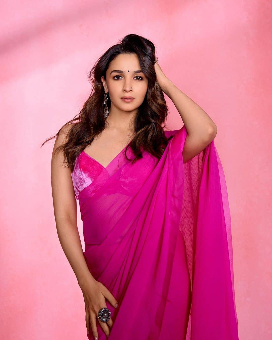 アリア・バットのインスタグラム：「Everything रानी pink 💕」