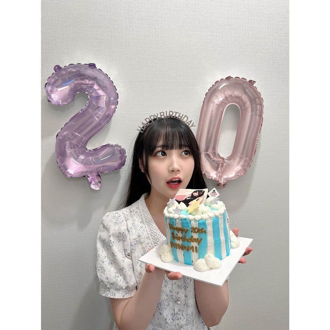佐藤美波のインスタグラム：「2⃣0️⃣  改めて、、！今日で20歳になりました！ たくさんお祝いしてくれてありがとうございました🥰 最高に素敵な一日でしたー！！  おうちかえってきたらママがケーキ用意してくれてた🥹🫶🏻 風船とカチューシャも用意してた😹😹 自分の写真入りのケーキちょっとじわじわくるね。笑  ほんとうにしあわせないちにちになったな〜😌🩵   #誕生日ケーキ #誕生日 #happybirthday #birthday #アイドル #idol」