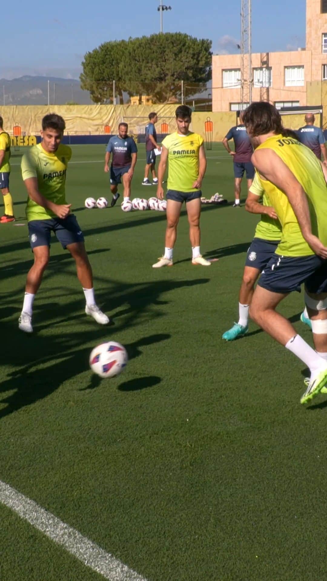 ビジャレアルCFのインスタグラム：「¡Penúltimo entreno antes de partir a Inglaterra!」