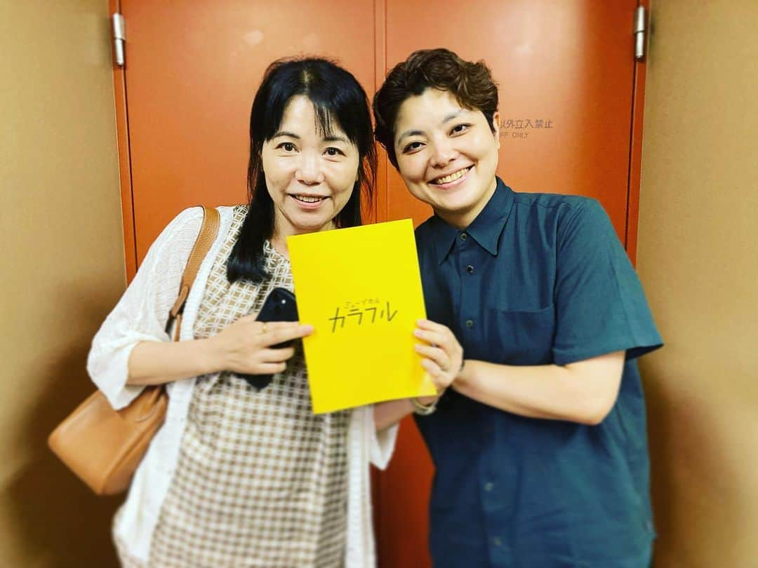 小林香さんのインスタグラム写真 - (小林香Instagram)「#ミュージカルカラフル  #世田谷パブリックシアター   『カラフル』という素晴らしい小説を生み出された原作者の#森絵都 さんがついに観劇に来てくださいました。  森先生はすごく喜んでくださって、その目は強く強く光っていました。観劇したての先生と私は色々話し出すよりなにより前に、がっちりと抱擁を交わしました。それも二度も！！  これが先生の感想の全てを物語っていると思い、私もいたく感激いたしました。  森先生の感想はスタッフ、キャストとも分かち合いたいと思います。  本日の終演後は、森先生のおかげで感謝感激のひとときとなりました。  それに。 今日はお客様で満杯で、、、これまた感謝の夜でした。毎日どんどん増えていくお客様に、こちらが感動しています。本当に、ありがとうございます。  東京公演は残り３日。４公演。世田谷パブリックシアターでお待ちしております。  #ミュージカルカラフル #森絵都 先生」8月3日 23時36分 - caori_covayashi