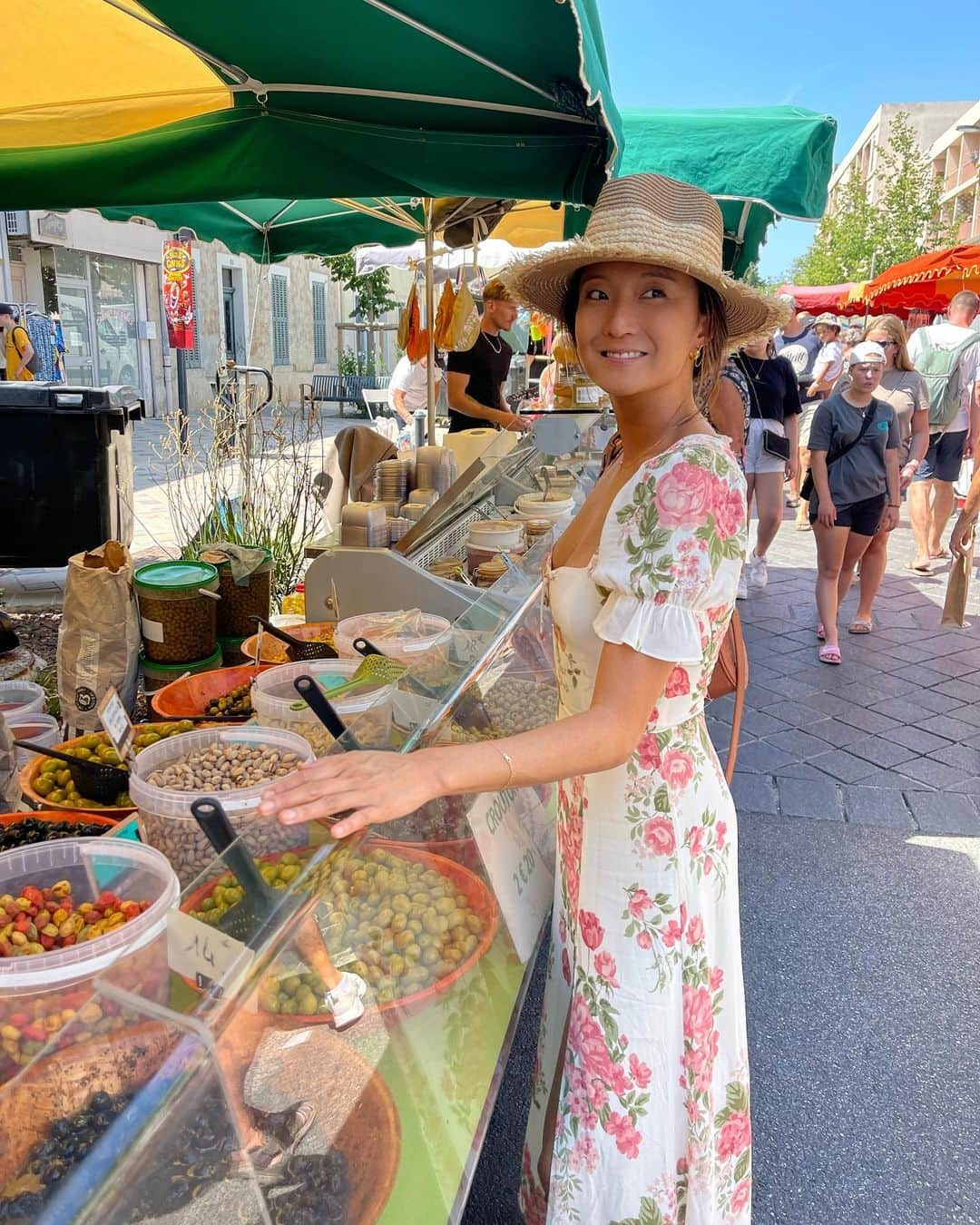 アシュレイ・パークさんのインスタグラム写真 - (アシュレイ・パークInstagram)「👒🫒🌺☺️ found the hat for €5… we likey?」8月3日 23時44分 - ashleyparklady