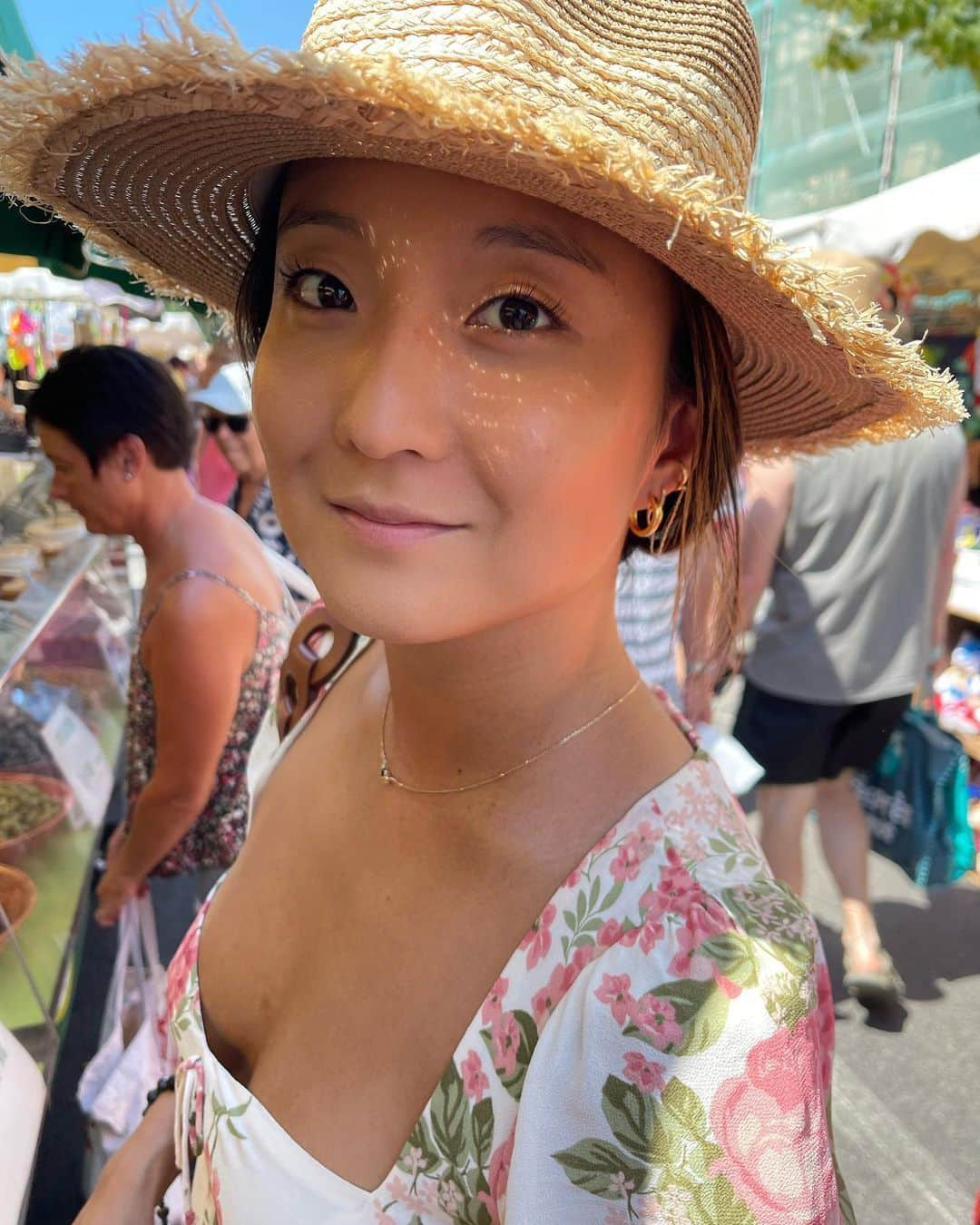 アシュレイ・パークのインスタグラム：「👒🫒🌺☺️ found the hat for €5… we likey?」