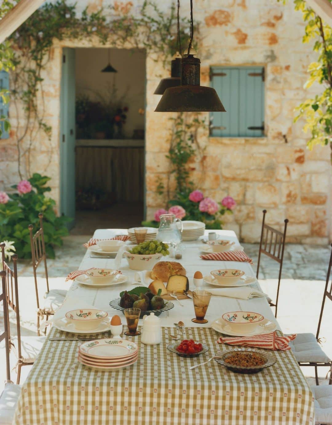 Zara Homeさんのインスタグラム写真 - (Zara HomeInstagram)「MEDITERRANEAN SETTING • In the Itria Valley in Apulia, between Cisternino and Ostuni, we find this house built in the typical style of the region, where the pieces coexist in harmony. Traditional architecture with whitewashed walls and paths delimited by stone walls, surrounded by hundred-year-old olive trees. Find out more at zarahome.com」8月3日 23時45分 - zarahome