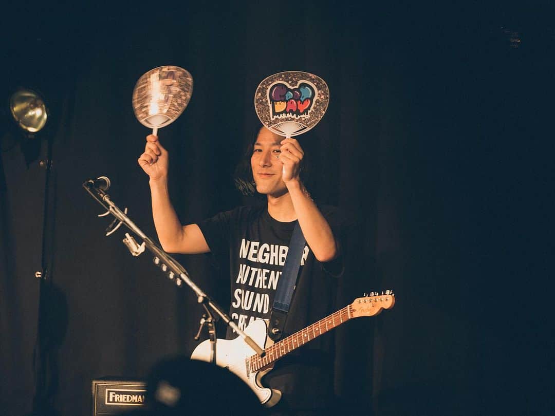 三島想平さんのインスタグラム写真 - (三島想平Instagram)「2023.08.01(tue)  グデイ BANDSET ONEMAN at SHIBUYA 渋谷club asia  かねてよりサウンドプロデュースをしている”グデイ”の バンドセットライブ、バンマスとしてベースで参加しました。  演出・スタッフィング・諸々の座組み・進行まで グデイの2人と相談しつつ かなり深いところまで自由にやらせて頂きました。  素晴らしい演奏陣・支えてくれたスタッフ陣、 何よりグデイ2人のひたすらに前向きなエネルギーによって 自分だったらこういうバンドセットが観たい！ というライブにできたのではないかと思ってます。  グデイと関わってると、 自分たちだけで決断して自分たちだけで動かしていくことの 面白さと難しさ、両方の面で非常に勉強になります。 これからもいい形でサポートできたらと思ってます。  GOODDAY BAND SET  Vo 室井ゆう @muroi_yu  Vo ミ米ミ @memyme__   Gt 仲道良 @nkmcryo  Gt 辻友貴 @g2_nit  Ba/Mnp 三島想平 @sohei_mishima  Dr 山崎正之 @yamazakidaze   STAGE 幸田愉 PA 安食浩太 @ajk0421  LT 安藤元樹 @genki0203 REC 中島生也  製作協力 THISTIME.inc  PHOTO BY @endorika_   #グデイ #cinemastaff #ircle #CONFVSE」8月3日 23時54分 - sohei_mishima