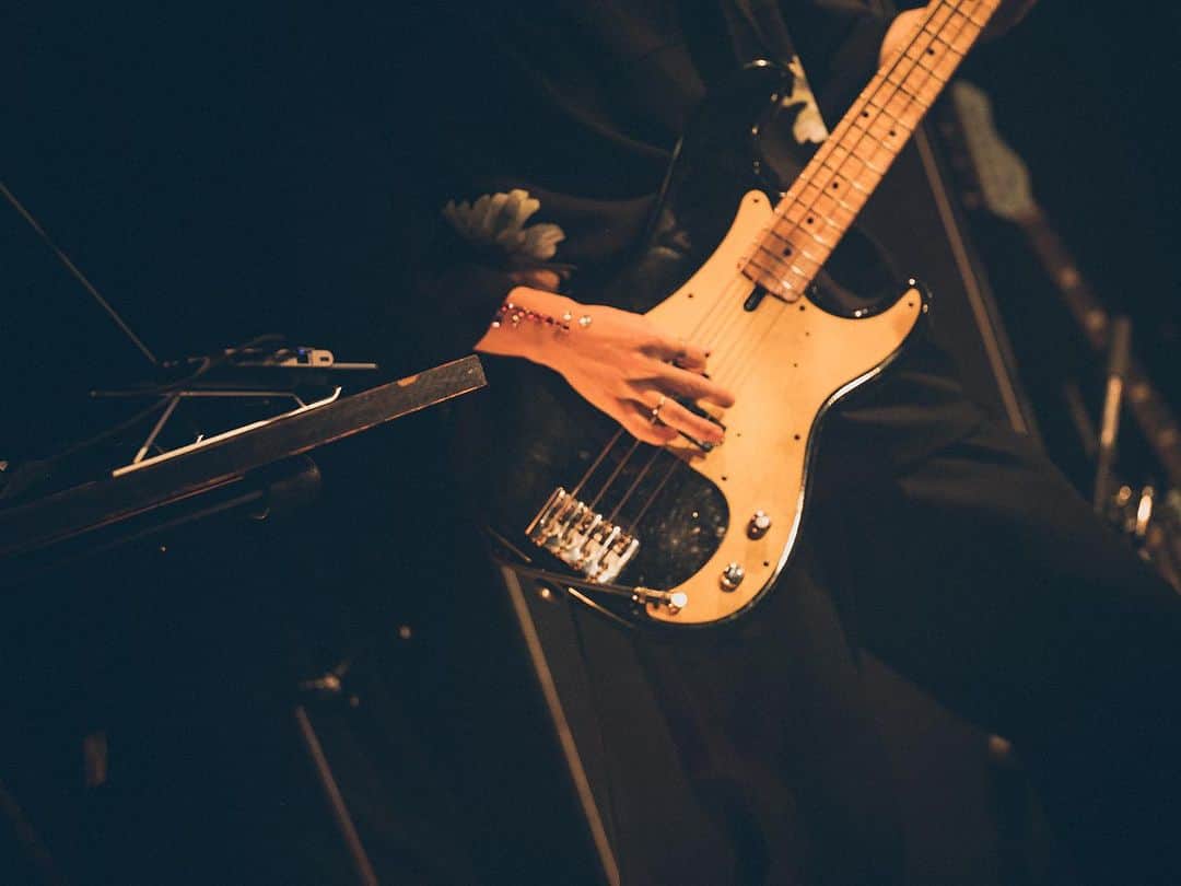 三島想平さんのインスタグラム写真 - (三島想平Instagram)「2023.08.01(tue)  グデイ BANDSET ONEMAN at SHIBUYA 渋谷club asia  かねてよりサウンドプロデュースをしている”グデイ”の バンドセットライブ、バンマスとしてベースで参加しました。  演出・スタッフィング・諸々の座組み・進行まで グデイの2人と相談しつつ かなり深いところまで自由にやらせて頂きました。  素晴らしい演奏陣・支えてくれたスタッフ陣、 何よりグデイ2人のひたすらに前向きなエネルギーによって 自分だったらこういうバンドセットが観たい！ というライブにできたのではないかと思ってます。  グデイと関わってると、 自分たちだけで決断して自分たちだけで動かしていくことの 面白さと難しさ、両方の面で非常に勉強になります。 これからもいい形でサポートできたらと思ってます。  GOODDAY BAND SET  Vo 室井ゆう @muroi_yu  Vo ミ米ミ @memyme__   Gt 仲道良 @nkmcryo  Gt 辻友貴 @g2_nit  Ba/Mnp 三島想平 @sohei_mishima  Dr 山崎正之 @yamazakidaze   STAGE 幸田愉 PA 安食浩太 @ajk0421  LT 安藤元樹 @genki0203 REC 中島生也  製作協力 THISTIME.inc  PHOTO BY @endorika_   #グデイ #cinemastaff #ircle #CONFVSE」8月3日 23時54分 - sohei_mishima