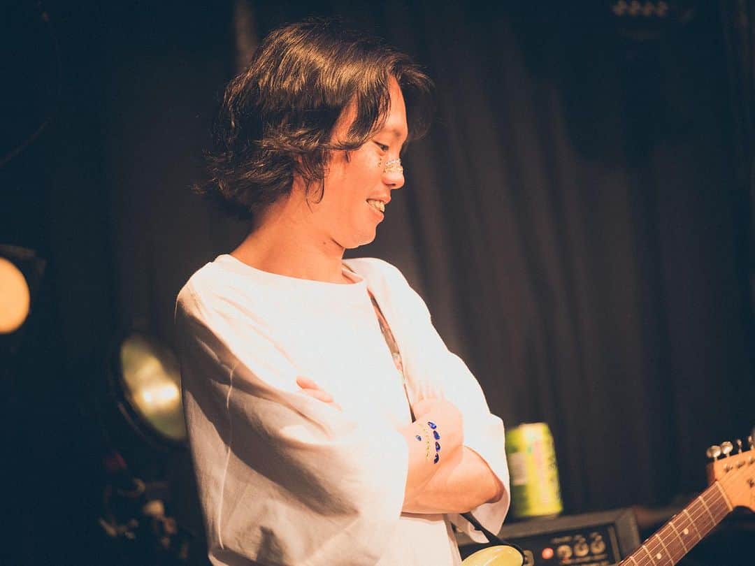 三島想平さんのインスタグラム写真 - (三島想平Instagram)「2023.08.01(tue)  グデイ BANDSET ONEMAN at SHIBUYA 渋谷club asia  かねてよりサウンドプロデュースをしている”グデイ”の バンドセットライブ、バンマスとしてベースで参加しました。  演出・スタッフィング・諸々の座組み・進行まで グデイの2人と相談しつつ かなり深いところまで自由にやらせて頂きました。  素晴らしい演奏陣・支えてくれたスタッフ陣、 何よりグデイ2人のひたすらに前向きなエネルギーによって 自分だったらこういうバンドセットが観たい！ というライブにできたのではないかと思ってます。  グデイと関わってると、 自分たちだけで決断して自分たちだけで動かしていくことの 面白さと難しさ、両方の面で非常に勉強になります。 これからもいい形でサポートできたらと思ってます。  GOODDAY BAND SET  Vo 室井ゆう @muroi_yu  Vo ミ米ミ @memyme__   Gt 仲道良 @nkmcryo  Gt 辻友貴 @g2_nit  Ba/Mnp 三島想平 @sohei_mishima  Dr 山崎正之 @yamazakidaze   STAGE 幸田愉 PA 安食浩太 @ajk0421  LT 安藤元樹 @genki0203 REC 中島生也  製作協力 THISTIME.inc  PHOTO BY @endorika_   #グデイ #cinemastaff #ircle #CONFVSE」8月3日 23時54分 - sohei_mishima
