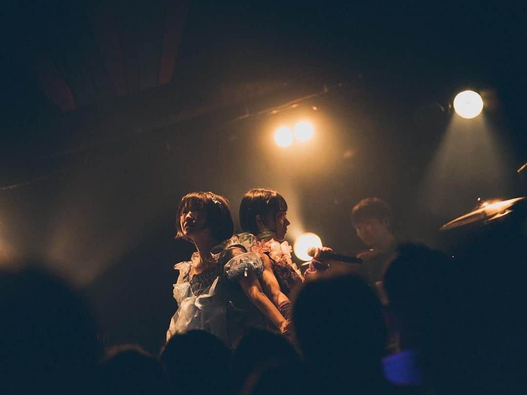 三島想平さんのインスタグラム写真 - (三島想平Instagram)「2023.08.01(tue)  グデイ BANDSET ONEMAN at SHIBUYA 渋谷club asia  かねてよりサウンドプロデュースをしている”グデイ”の バンドセットライブ、バンマスとしてベースで参加しました。  演出・スタッフィング・諸々の座組み・進行まで グデイの2人と相談しつつ かなり深いところまで自由にやらせて頂きました。  素晴らしい演奏陣・支えてくれたスタッフ陣、 何よりグデイ2人のひたすらに前向きなエネルギーによって 自分だったらこういうバンドセットが観たい！ というライブにできたのではないかと思ってます。  グデイと関わってると、 自分たちだけで決断して自分たちだけで動かしていくことの 面白さと難しさ、両方の面で非常に勉強になります。 これからもいい形でサポートできたらと思ってます。  GOODDAY BAND SET  Vo 室井ゆう @muroi_yu  Vo ミ米ミ @memyme__   Gt 仲道良 @nkmcryo  Gt 辻友貴 @g2_nit  Ba/Mnp 三島想平 @sohei_mishima  Dr 山崎正之 @yamazakidaze   STAGE 幸田愉 PA 安食浩太 @ajk0421  LT 安藤元樹 @genki0203 REC 中島生也  製作協力 THISTIME.inc  PHOTO BY @endorika_   #グデイ #cinemastaff #ircle #CONFVSE」8月3日 23時54分 - sohei_mishima