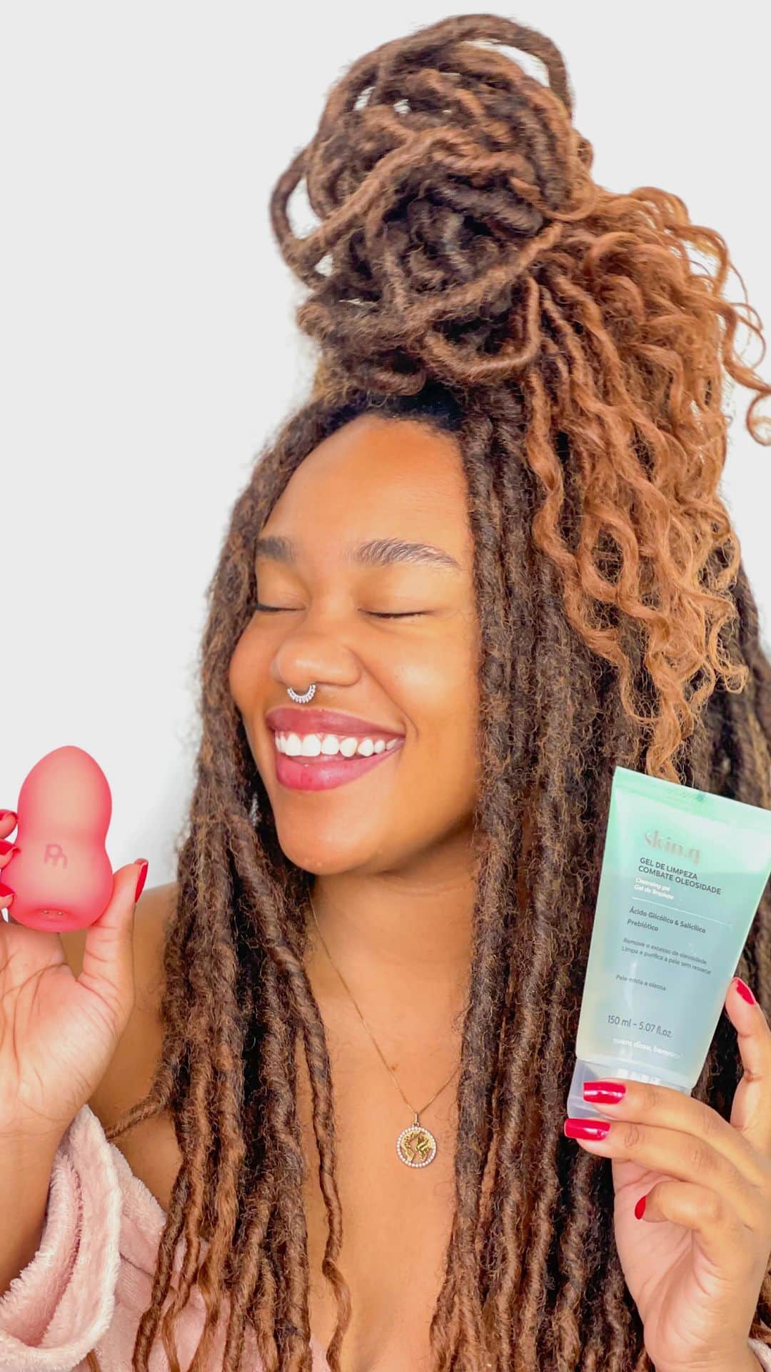 quem disse, berenice?のインスタグラム：「ter a pele com glow é mto mais fácil e prazeroso do que você imagina! a @pretademais veio te contar como aplica esse segredinho no dia a dia 😉 #GlowDo0rg4sm0  #PraTodosVerem: o post é um vídeo da influenciadora Preta Demais mostrando o passo a passo da make glow com o Kit Glow do 0rg4asm0. Fim da descrição.」