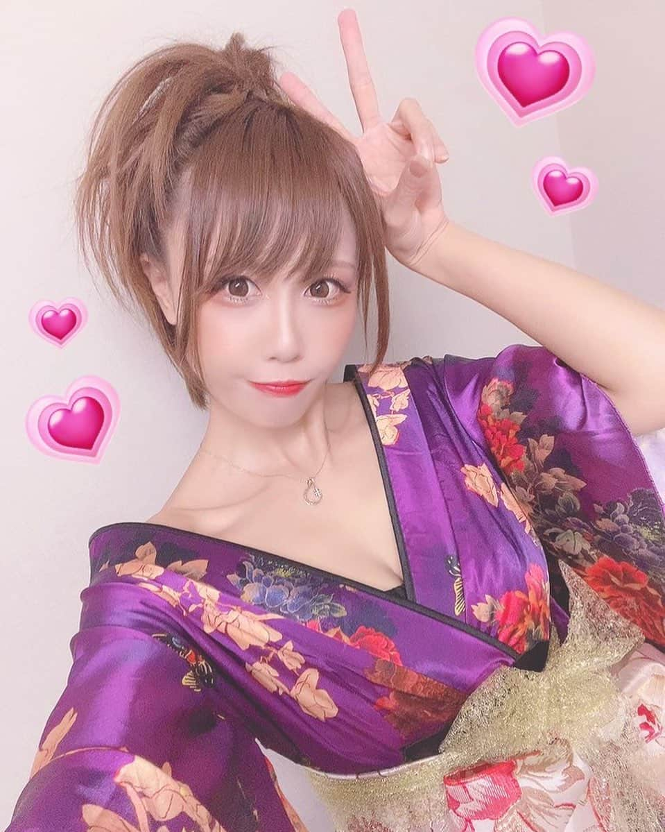 杉絵里香のインスタグラム：「. . みんな夏してる？🏖️ . ナイトプールも行きたいし花火もしたいなぁ🍹🎆✨ . . . #ヘアーアレンジ  #花魁ドレス  #和装ドレス  #ショートヘア  #イベコン  #モデル  #ハデハデ  #夏生まれ  #杉絵里香」