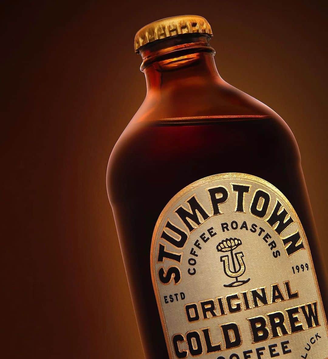 Stumptown Coffee Roastersのインスタグラム：「Plumb tuckered? You need a little pick me up? Sip on the best brewed coffee beverage known to humankind. Stumptown Original Cold Brew is juicy and bright, with a rich chocolate finish. ✨  📷: @danadiab.photography」