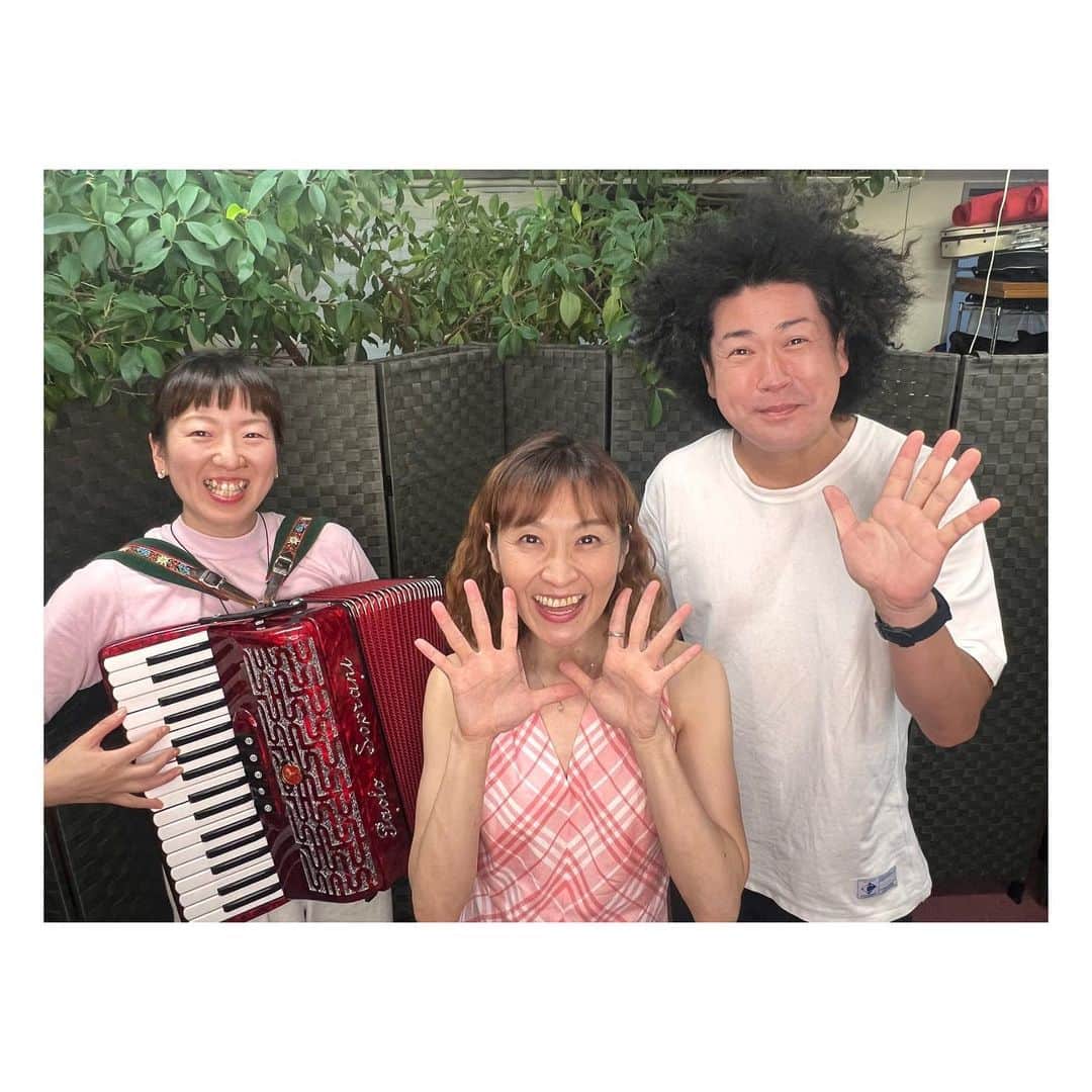 きよこさんのインスタグラム写真 - (きよこInstagram)「📣 8/5,8/6  Weekend concert! * ちょきちょき直近のおしらせーー！！  ◉8/5(土)・6(日) 🎋橋本七夕まつり ＜アリオ橋本＞ タニケン＆きよこファミリーコンサート  大好きなタニケンさん＆アコーディオンまいこさんとのファミリーコンサート。 しかも二日間。 もうもう楽しい♪  タニケンさんの歌声と まいこさんのアコーディオン 夏のひととき音楽の幸せ ぜひぜひに。  ん？私？ にこにこ担当よー😝  . 歌いまーす！ 動きまーす！ あそびまーす！  . 都内および近郊のみなさん、ご家族みんなでもお一人様もお二人様もみんなみんな大歓迎。  周辺も催し物や屋台などで賑わうみたいなので一日お出かけいかがでしょう。  直近のお知らせだけど会えるのを楽しみにしてるるるねー  . 🔵8/5(土)・6(日) タニケン＆きよこファミリーコンサート アリオ橋本1Fグランドガーデン ①11時～　②13時～ 観覧無料  告知動画▷プロフィール画面▷リンク　 youtu.be/ms2iSHFFkK8  . #谷本賢一郎  #アコーディオンまいこ #きよこ  #フックブックロー #おかあさんといっしょ」8月3日 23時48分 - kiyoco_smily