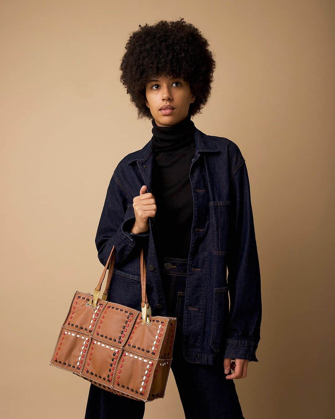 ジャマンピュエッシュのインスタグラム：「Classic brown Jonu bag with a modern twist on Scottish tartan.  #jaminpuech #leatherbag #patchwork #handcrafted #wovenleatherstitching #fall23」
