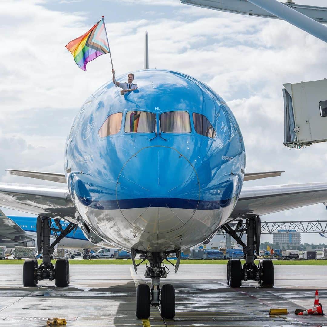 KLMオランダ航空のインスタグラム：「On August 1st, two flights departed with a crew that emphasizes inclusivity, representing both the LHBTIQ+ community and allies. 🛫 Let's keep creating a friendly and happy atmosphere where we accept and celebrate our differences as we bring people from all over the world together. 🌈✈️  #AmsterdamPride #KLM #youareincluded #KLMCommunity」