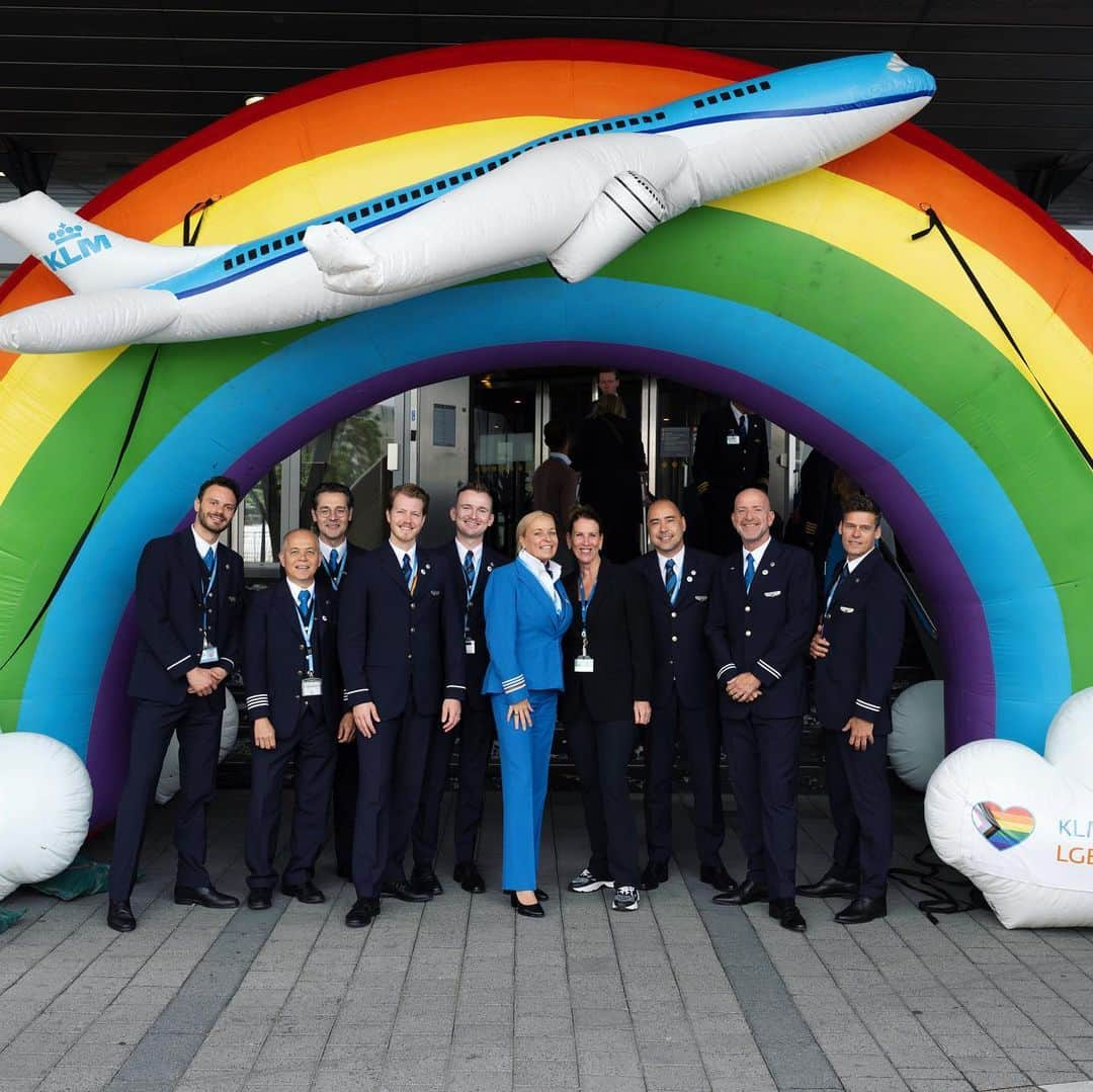 KLMオランダ航空さんのインスタグラム写真 - (KLMオランダ航空Instagram)「On August 1st, two flights departed with a crew that emphasizes inclusivity, representing both the LHBTIQ+ community and allies. 🛫 Let's keep creating a friendly and happy atmosphere where we accept and celebrate our differences as we bring people from all over the world together. 🌈✈️  #AmsterdamPride #KLM #youareincluded #KLMCommunity」8月3日 23時50分 - klm