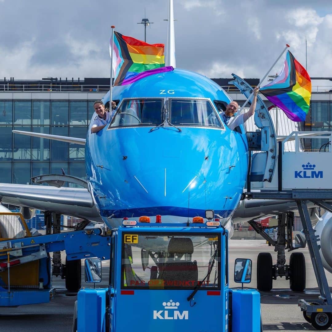 KLMオランダ航空さんのインスタグラム写真 - (KLMオランダ航空Instagram)「On August 1st, two flights departed with a crew that emphasizes inclusivity, representing both the LHBTIQ+ community and allies. 🛫 Let's keep creating a friendly and happy atmosphere where we accept and celebrate our differences as we bring people from all over the world together. 🌈✈️  #AmsterdamPride #KLM #youareincluded #KLMCommunity」8月3日 23時50分 - klm