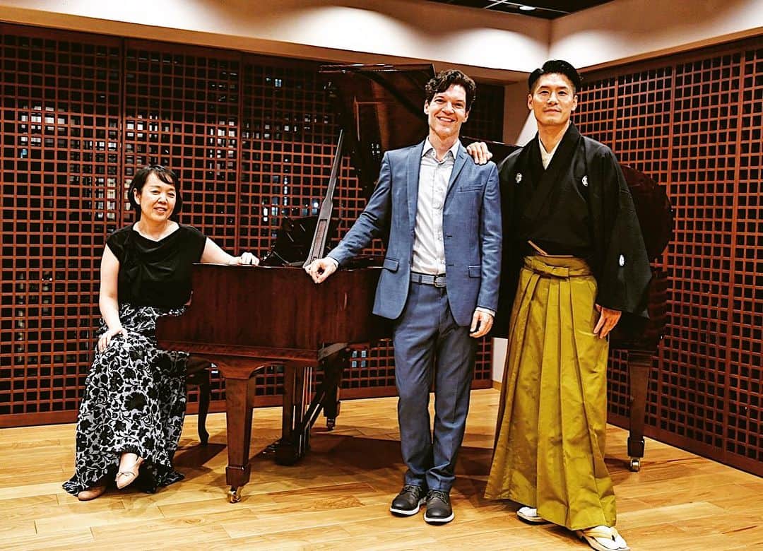 梅川壱ノ介（舞踊家）のインスタグラム：「𝑪𝒐𝒏𝒄𝒆𝒓𝒕 𝒘𝒊𝒕𝒉 𝑨𝒎𝒆𝒓𝒊𝒄𝒂𝒏 𝒇𝒓𝒊𝒆𝒏𝒅𝒔 ￣￣￣￣￣￣￣￣￣￣￣￣￣￣￣￣￣￣￣￣￣￣￣ 2019年にアメリカでコラボレーションした、 @operamarc @keiko.sekino と、今回は日本の渋谷でコンサートさせていただきました。  好きな方との共演は本当に素敵な夜になりました。 この感覚はやっぱり忘れられない。  最高の夜でした。 ありがとうございました！  #梅川壱ノ介 #舞踊家 #日田市 #アメリカ #コラボレーション #アリアと #ClassicJapanesedance #traditionaljapanesedance」