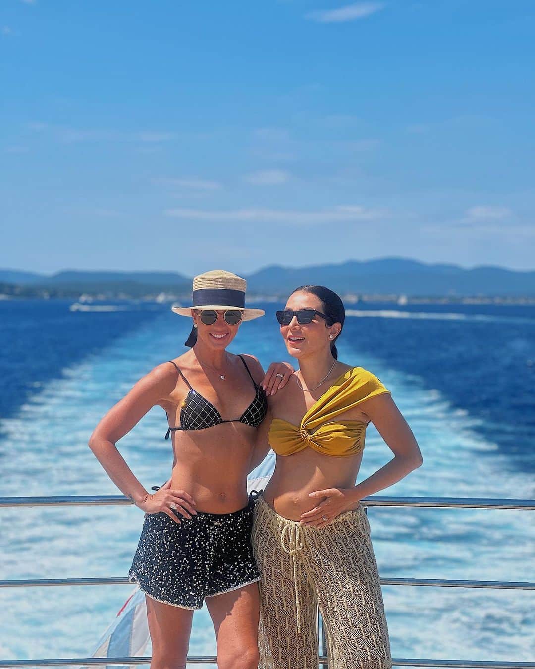 Lalá Noletoのインスタグラム：「Mais um dia nesse paraíso @claudiabartelle 💙🚢 #boatlife #lalaemsttropez」