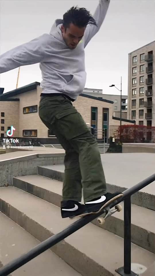 コンラッドのインスタグラム：「Enough with the rainy dayzzz..🌧️」
