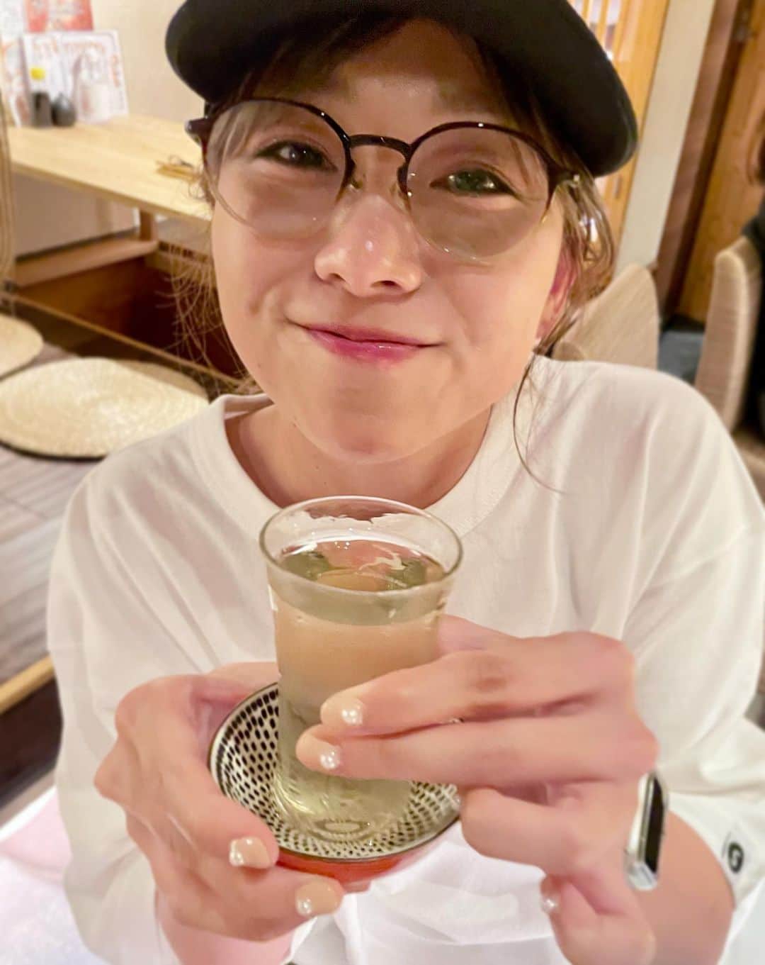 須田亜香里さんのインスタグラム写真 - (須田亜香里Instagram)「私がお店でよく言う言葉は 「辛口の日本酒でおすすめください」🍶 どれも本当に美味しかった。 一杯ずつ飲むと日本中旅できてるみたいで好き。 でもいつも何飲んだか忘れるからこれからは写真があれば #あかりさんのお酒 #あかりさんの一杯  どっちがいいかな？記録します😂 #日本酒 #飛露喜 #墨廼江 #天狗舞 #貴 #シメは瓶ビール @samukashiwagi さんごちそうさまでした✨ これからの作戦会議もたくさんしたので皆様お楽しみに😋」8月4日 0時03分 - akarisuda