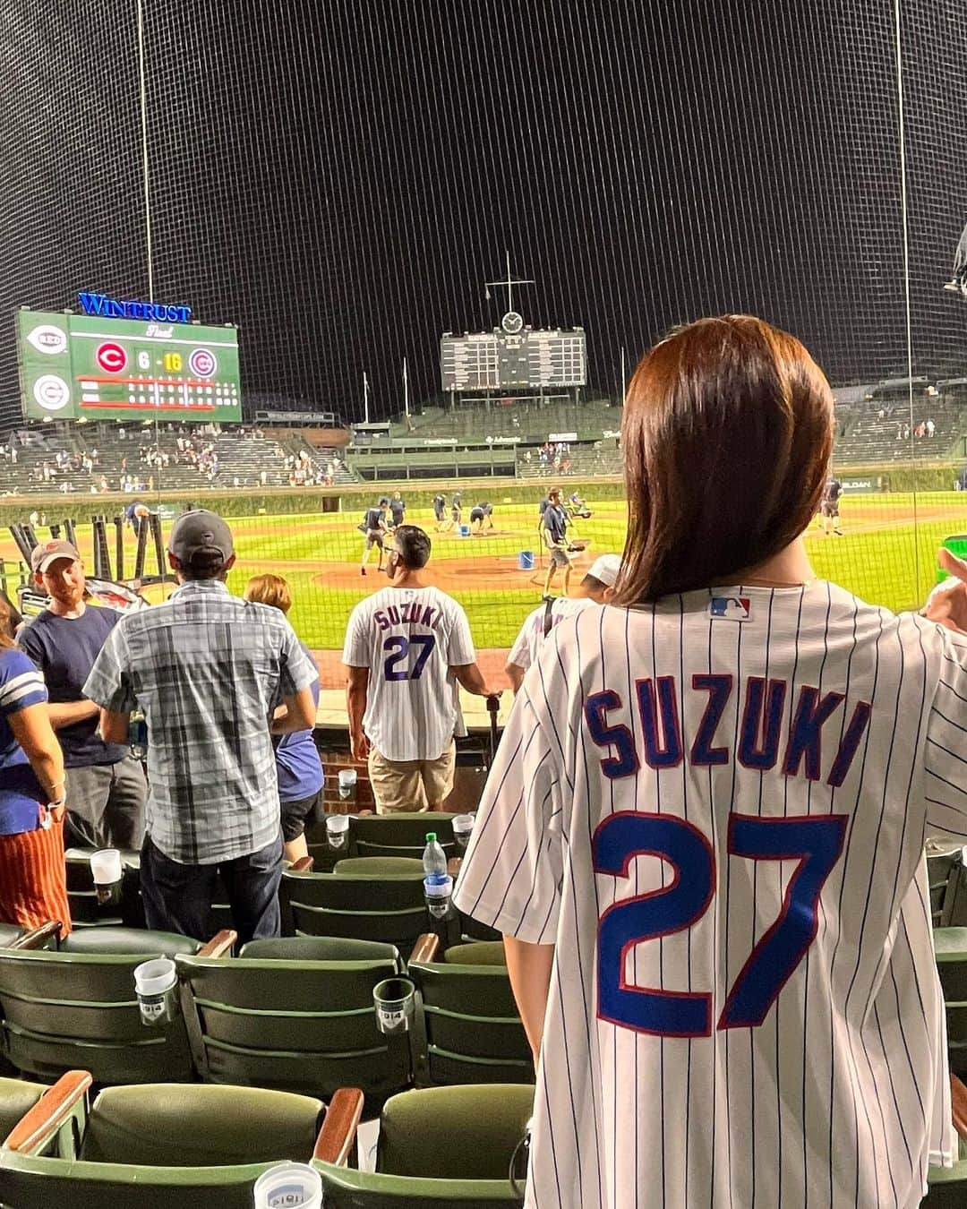 渋佐和佳奈さんのインスタグラム写真 - (渋佐和佳奈Instagram)「【#渋佐和佳奈のシカゴ便り🕊 100】  記念すべきシカゴ便り100回目の投稿は…  昨夜の#シカゴカブス 観戦について⚾️❤️ #鈴木誠也 選手のタイムリーヒット&ホームラン、相手のエラーもありチームの打線の勢いもとまらず、ナショナル地区首位のレッズに16-6の大勝！！！ 前日も20得点をあげたカブス、2試合合計36得点は球団記録だそうです😳  逆転勝ちした試合展開にスタジアムのファンも大興奮！ (動画多めにアップしたので、少しでも雰囲気を味わっていただけたら嬉しいです💗)  またすぐ観戦に行きたいな🌼 ※写真１枚目、前にいる鈴木選手のユニフォームを着ているファンもちゃっかり一緒に撮ってみた🤣  #chicagocubs #mlb #baseball #seiyasuzuki #suzukiseiya #鈴木誠也 選手 #wrigleyfield #⚾️ #アメリカ在住 #アメリカ生活  #アメリカ暮らし #シカゴ在住 #シカゴ #シカゴ生活 #シカゴ暮らし #usa🇺🇸 #Chicago #chicagogram  #アナウンサー  #リポーター #シカゴ在住アナウンサー #announcer #reporter #渋佐和佳奈 #wakanashibusa」8月3日 23時56分 - shibusa_wakana