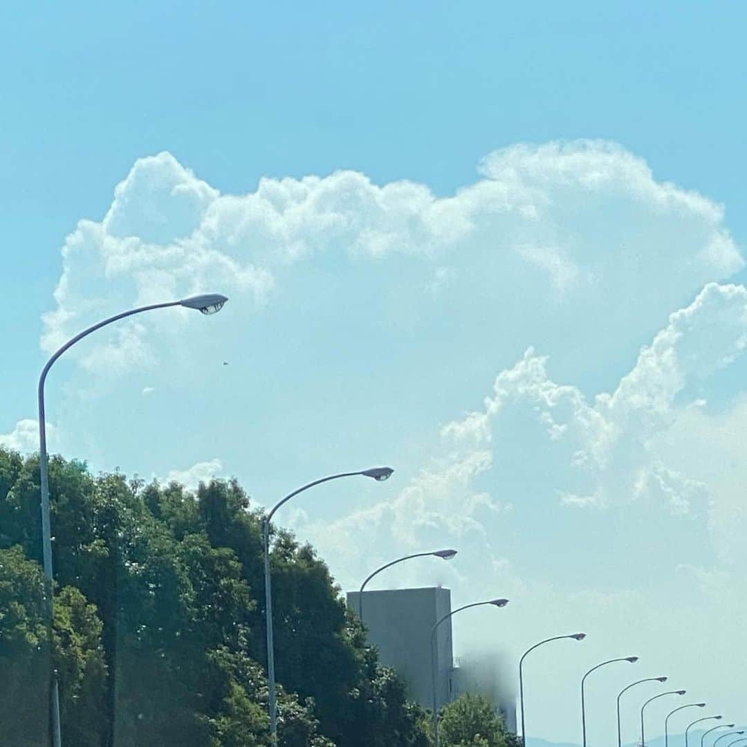 蟹沢萌子のインスタグラム：「イコノイジョイ2023 ⏳  #絵みたいな雲とパネルとネイルとイコノイジョイカラーの綿菓子と当日の青天! #もりだくさん #ネイル撮り方あってますか」
