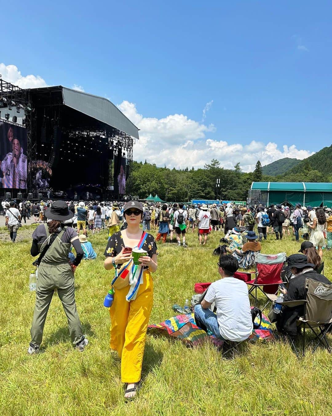 奥浜レイラのインスタグラム：「THANK YOU FUJIROCK FESTIVAL'23 DAY1🥳🎉 この日は会場内のあちこちからレポートしました！ 様子は後日Festival Junkie Podcastで🫡津田さん、きむねえありがとう🫶とんぼに好かれやすい日☺️ #fujirockfestival2023  #フジロック #フジロックフェスティバル2023  #frf23  #festivaljunkiepodcast」