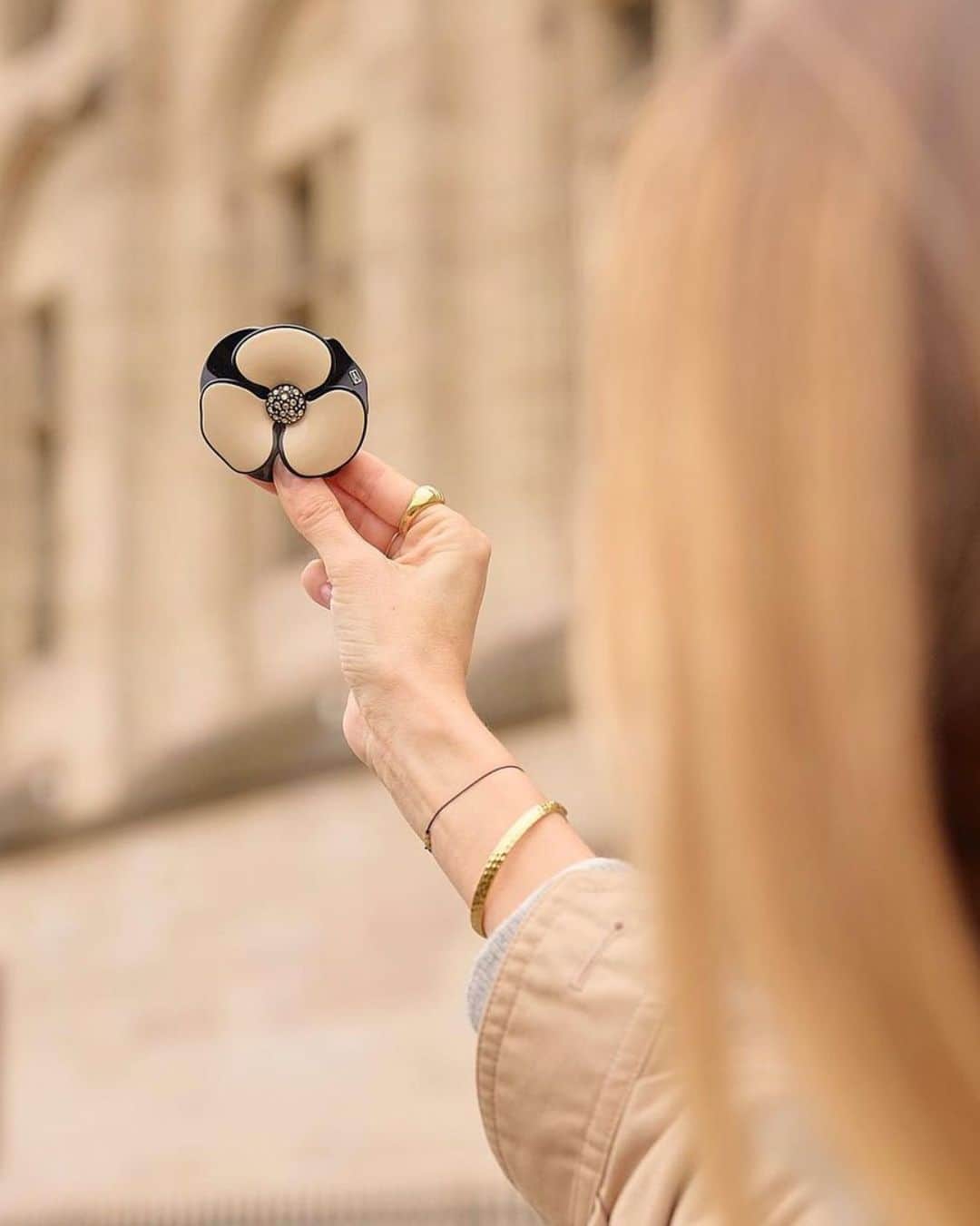 アレクサンドル ドゥ パリのインスタグラム：「Símbolo de sensualidade e leveza ao mesmo tempo, a Camélia é um padrão icônico da Maison Alexandre de Paris: enquanto ela é constantemente reinventada em nossas coleções sazonais, nossa coleção Timeless apresenta-a em tons clássicos para quem gosta de sua bela sobriedade.  #camelia #adpbr #hairacessories」