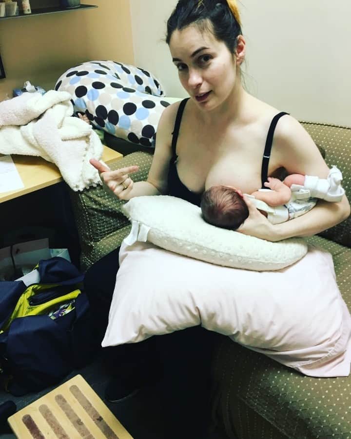 フェリシア・デイさんのインスタグラム写真 - (フェリシア・デイInstagram)「#ThrowbackThursday for an August Breastfeeding Awareness Month support post! I breastfed my kiddo for 2 1/2 years, but getting it to works for us was MASSIVELY difficult. It was so painful initially, and she couldn't really latch on one side and she had this weird harness on for her hip dysplasia, so it made it really hard to get her in position, and I couldn't produce a lot of milk, so I had to pump in addition every few hours to get my supply up which, again, was painful! I almost quit many times that first month, it is not necessarily an automatic thing for it to work for your body which I had NO IDEA! (Maybe because I was older? I dunno! No one tells you ANYTHING ABOUT THIS STUFF, LADIES!) I got experts help me along the way, and there was lots of tears and pain until one day, about 4 weeks in, my kiddo and I were able to work it out. (And yes, some people can't and thats ok too! Fed is best!)  Also it is SO HARD to nurse and work!! I remember crouching under many a folding table in an abandoned office room with an electric pump while I was on a work trip at a convention or on set, literally milking myself lol. And pumps don't really 100% work the same as really nursing, so I got a lot of clogged boobs and ducts etc. ANYWAY ITS REALLY CHALLENGING IN MODERN DAY TO NURSE! So if you see any woman with that pump in a break room, give her a nod of acknowledgement please.   But also know it is pretty amazing to be able to feed your baby with your body. I definitely cherish the times with my kid nursing with her screaming "O' SIDE MAMA" in the middle of the night. And it did felt like a superpower to squirt milk out of my tatas, let's be real.   Anyway just know that whatever you choose or are able to do with your kid, whatever works to feed that baby is great! This is what I chose to try to make work. And I'm glad it succeeded.」8月4日 0時01分 - feliciaday