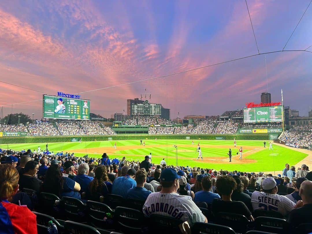 渋佐和佳奈のインスタグラム：「綺麗な夕焼け雲とリグレーフィールド…🌆🏟️」