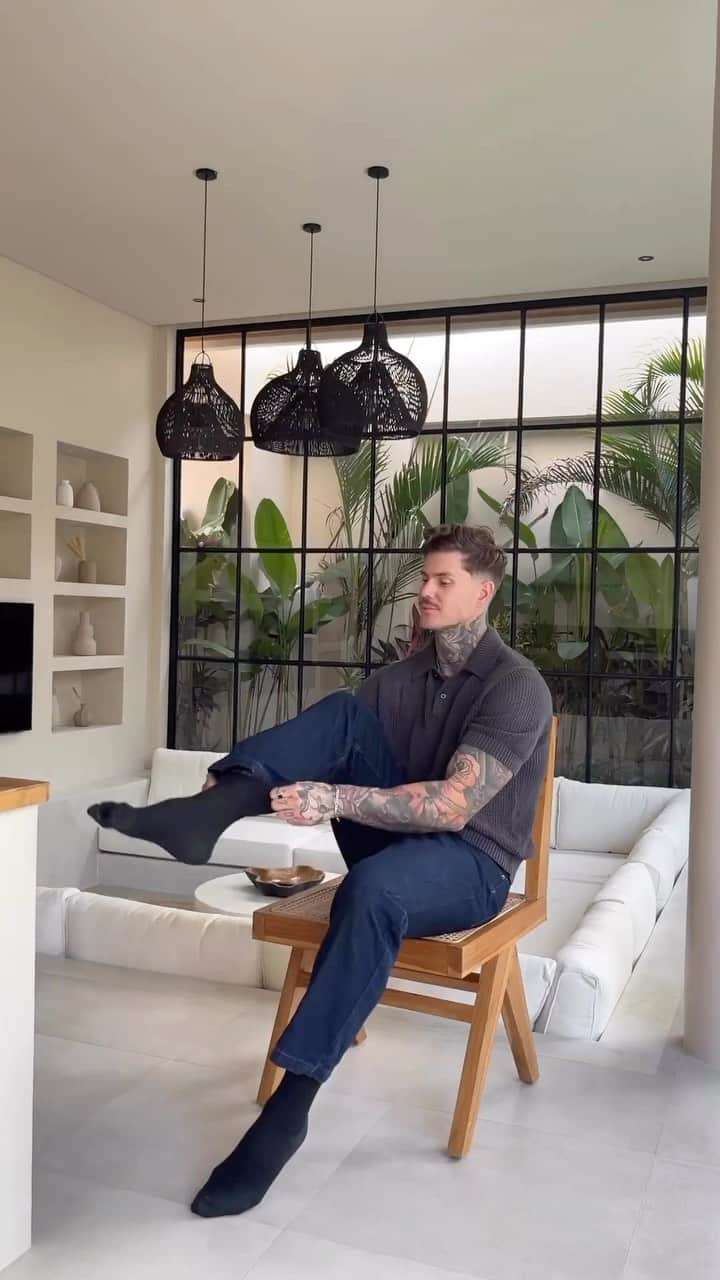 Men Withのインスタグラム：「Getting ready for dinner in Bali - rate the outfit 🙌🏽  #menwithstreetstyle」