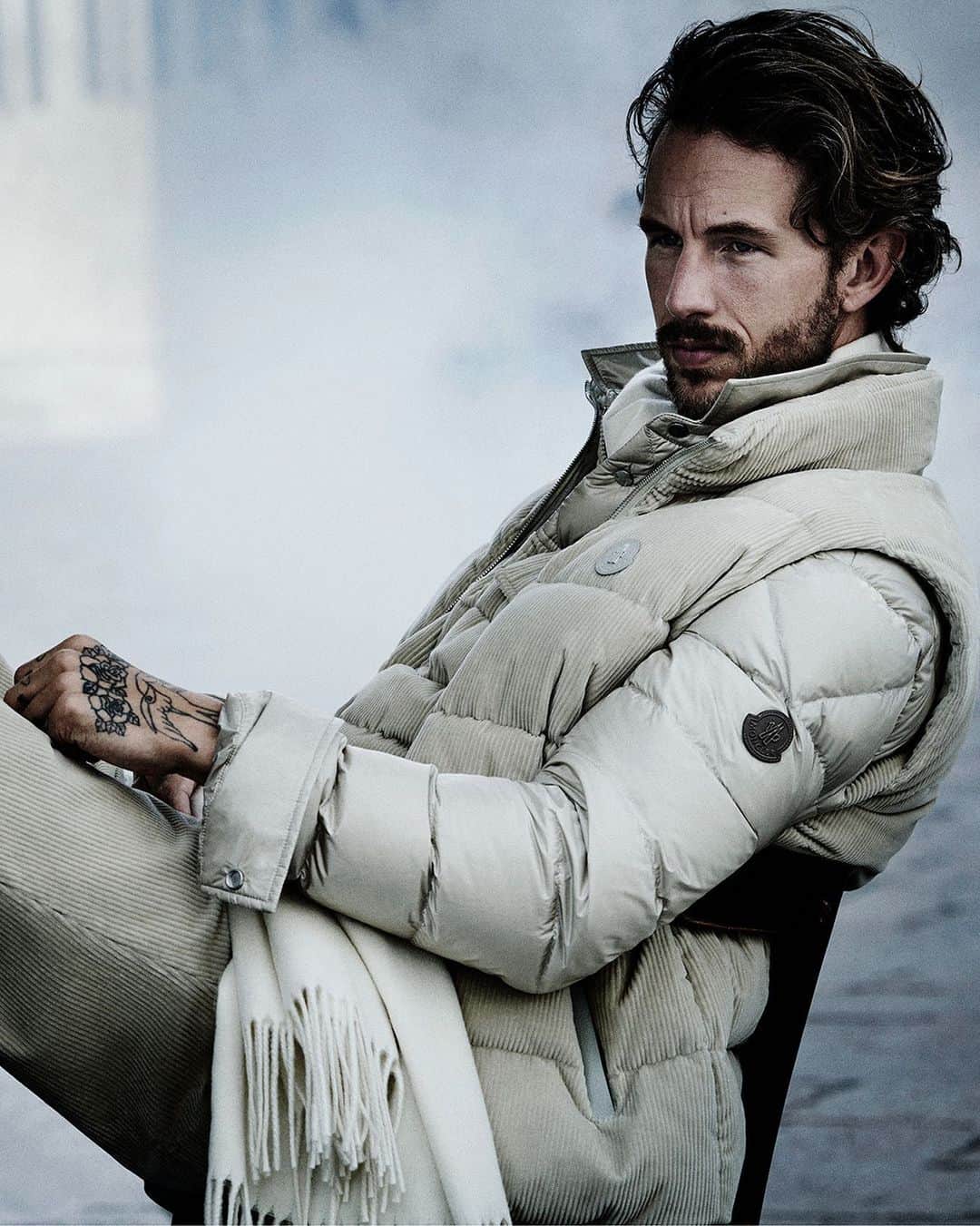 モンクレールのインスタグラム：「Chalky neutrals in stone white and ecru cleanse the palette for the season ahead.   Explore the new classics at moncler.com.  #MonclerCollection」