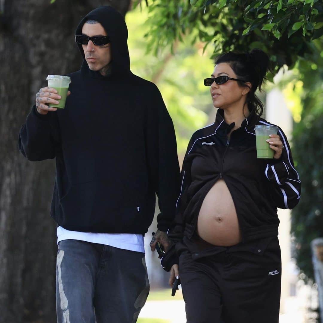 Just Jaredさんのインスタグラム写真 - (Just JaredInstagram)「Kourtney Kardashian showed off her baby bump during a matcha run with Travis Barker in West Hollywood. Check out more photos from their day out at JustJared.com. #KourtneyKardashian #TravisBarker Photos: Backgrid」8月4日 0時08分 - justjared