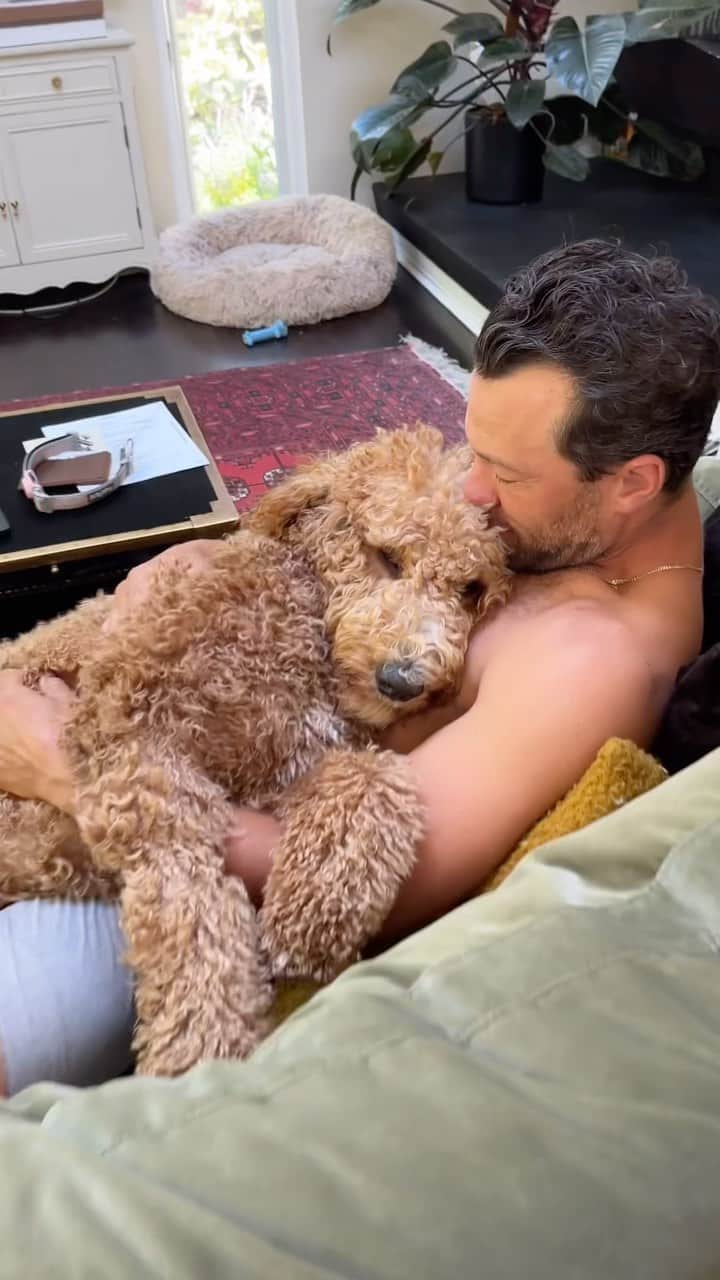 のインスタグラム：「Happy Birthday to my adventure seeking, polar dipping, snake saving, bird saving, dog loving, sweet, sexy, man. I love you @iamkyleschmid !!!」