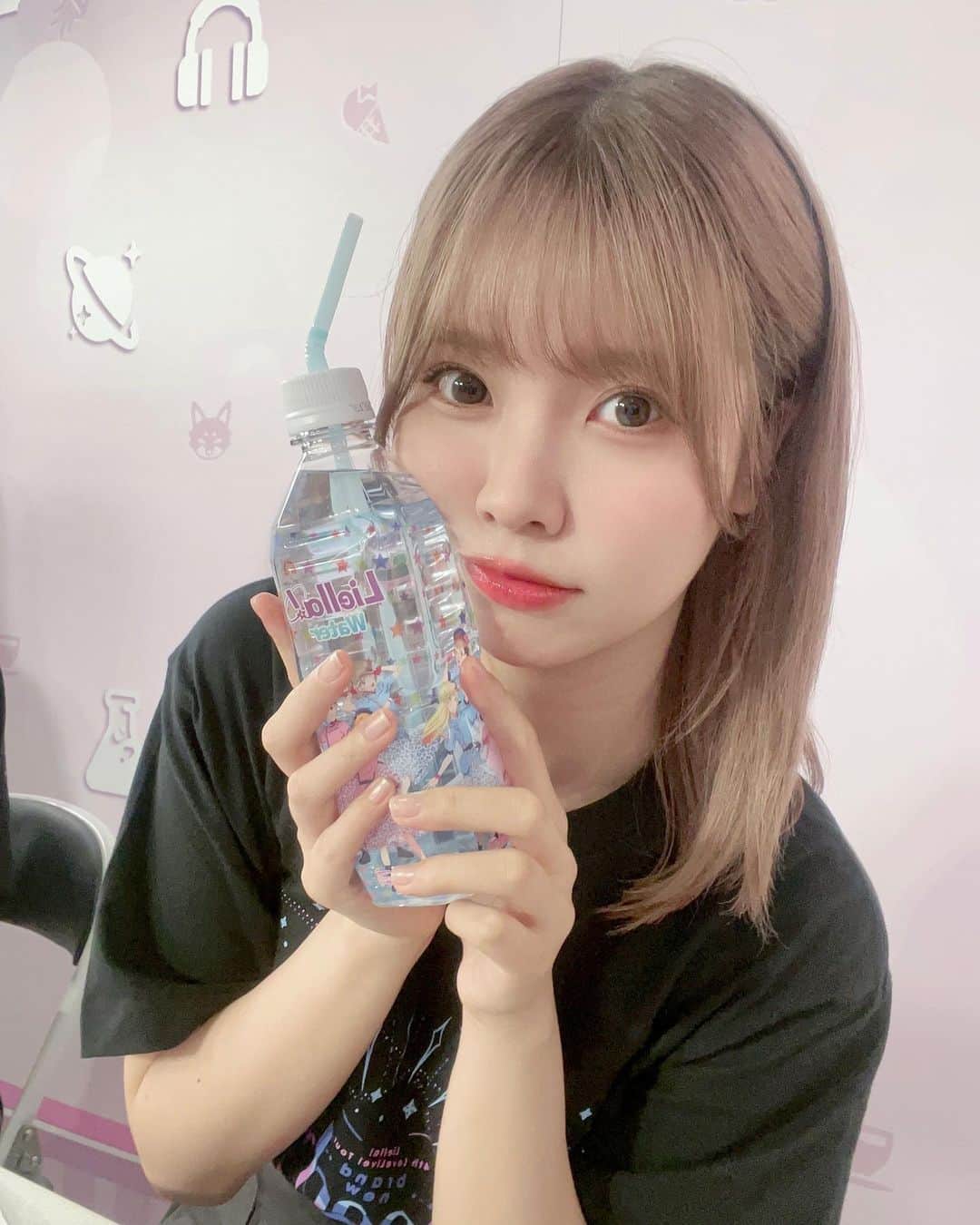 Liyuu（リーユウ）のインスタグラム：「Liella!生放送✨ ありがとうございました！  たくさんの曲感想を言わせて、そしてライブへの意気込み！  ユニットアルバムたくさん聞いてね！！4thでお会いできるのが楽しみすぎます🍨  2枚目→「夏のライブ、水分補給。」 #lovelive #liella」
