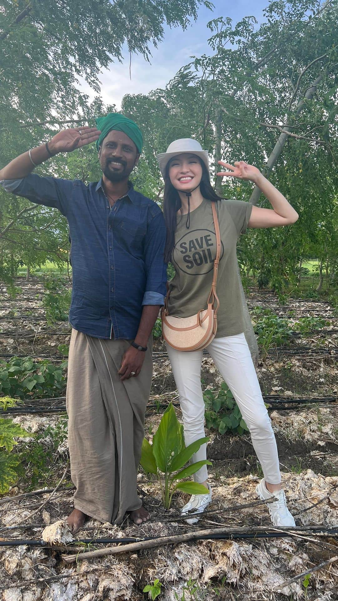 ラライン・シャーのインスタグラム：「Visiting the Isha Model farm in Coimbatore💚  Learning regenerative/ natural farming techniques that help build the organic content of the soil. Grateful to be able enjoy this beautiful farm with the backdrop of the Velliangiri hills.   Nature has take such good care of us, its time we find ways to grow our food in harmony with the soil. Conventional faming methods and chemical agriculture is counter-productive in the long run and can cause irreparable damage.   Let's #savesoil and make it happen! Tak kenal maka tak sayang.   #savesoil #consciousplanet #ishafoundation #ishamodelfarm」