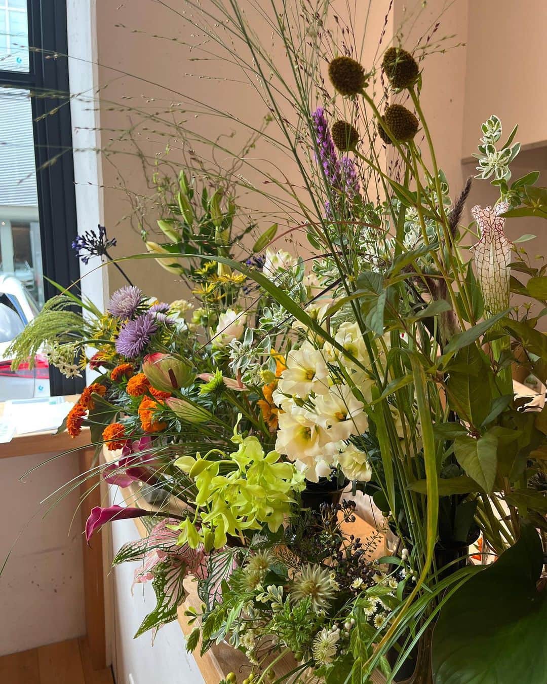 福田葉子さんのインスタグラム写真 - (福田葉子Instagram)「ジョン・スメドレー展示会のお土産が、らしい。 BrewteaCoの冷茶を飲みながら来年春夏コレクションを拝見、帰りがけ、会場のお花を選んで持ち帰り。マッターホーンのバームクーヘンをおやつに、と。お花屋さんもマッターホーンも、目黒区あたりのお店というのもローカルな地元愛にあふれてる。さりげないチョイスや心配りに、この英国ブランドらしい端正さを感じる。 ブルーだけで何色もある繊細なカラーバリエーションは魅力のひとつ。上質ニットの代名詞的存在です。ジョンスメよ、永遠に。 #gift #johnsmedley #2024ss #flowers #brewteaco #matterhorn #cute #good #ジョンスメドレー #展示会　#2024春夏　#お花　#ブリューティーカンパニー #マッターホーン　#お土産　#素敵」8月4日 0時14分 - yoyoyokoko