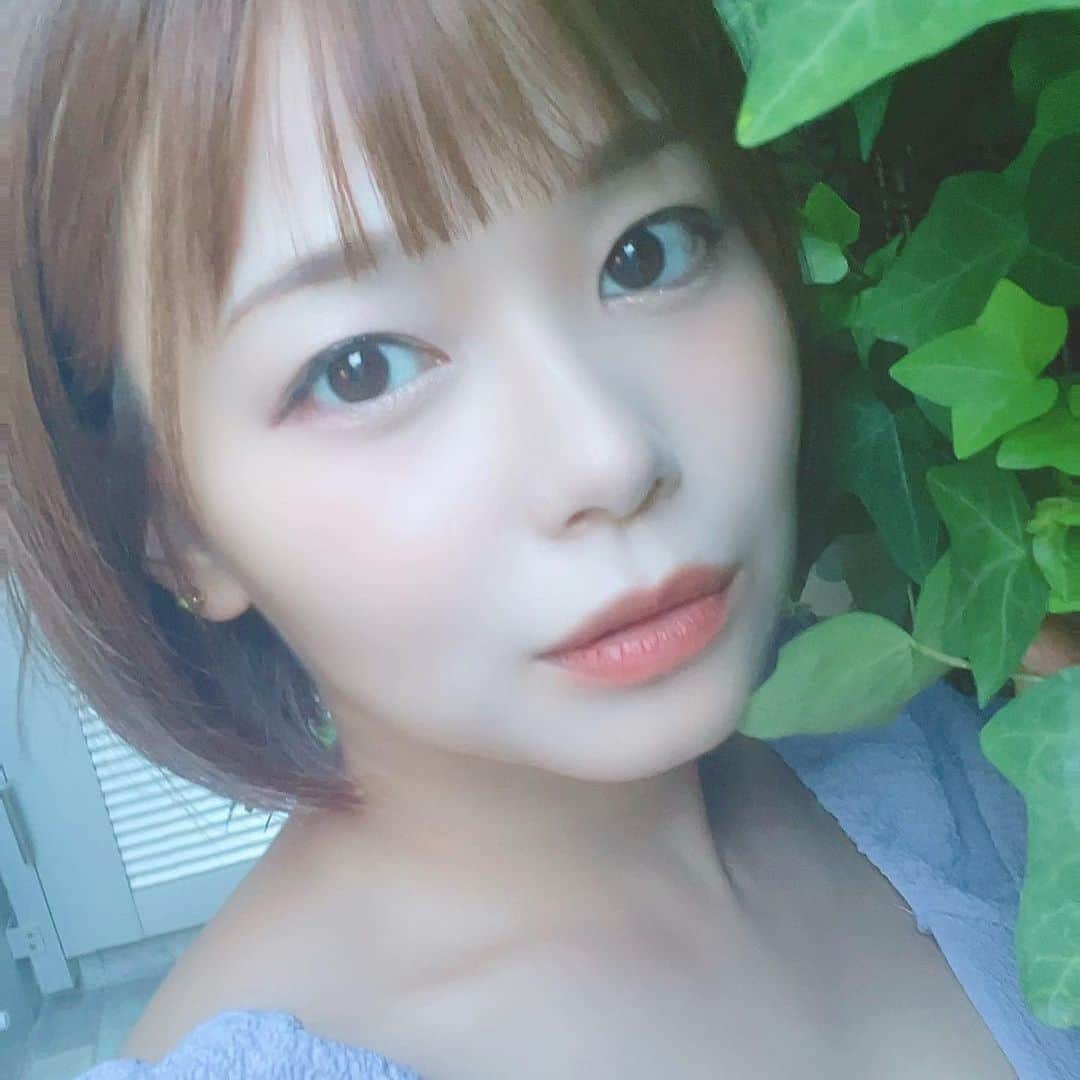 和地つかさのインスタグラム：「前髪寝ぼけて切っちゃったの、美容室で直してもらいました✌️💓 もうこんなことしないぜ！本当に仲嶺さんありがとございます✨  おとなっぽオン眉でつ🫡❤️  アフター⇔ビフォアだよん♬  フィルターみたいになってるのはカメラくもってたwww  #beauty #makeup #love #fashion #followme #model #hair #me #selfie #instagramers #girl #美容室 #hair #美容師 #ヘアメイク #hairstyle #ヘアセット #ヘア #美容院 #ヘアサロン #hairsalon #髪型 #ショートヘア #表参道 #原宿 #salowin」