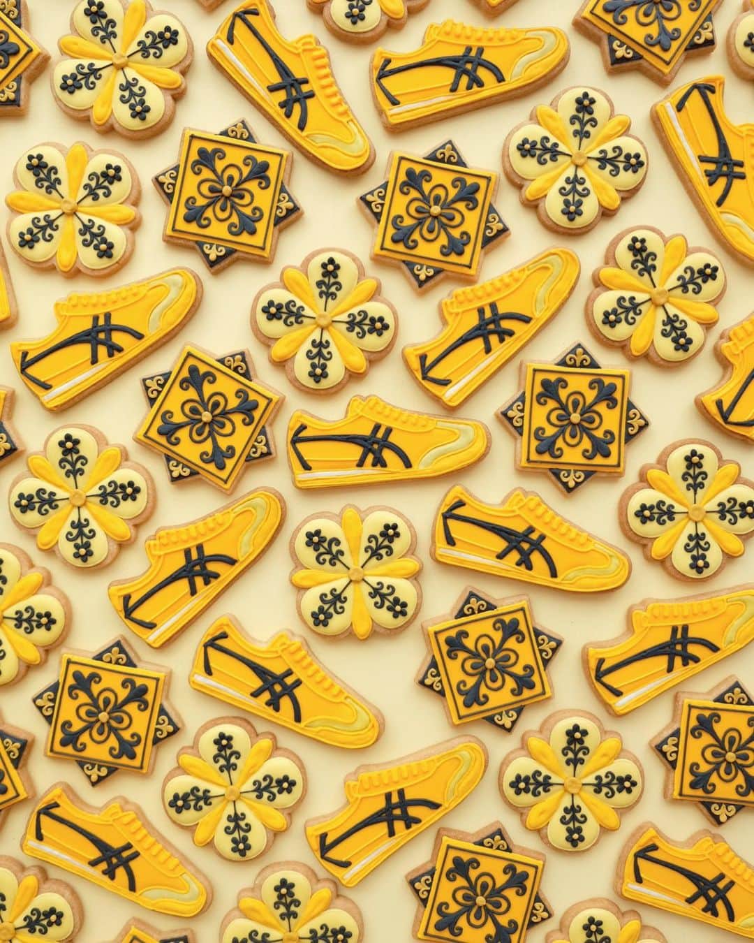 KUNIKAのインスタグラム：「Onitsuka Tiger Yellow Mexico 66 cookies and my signature brooch cookies inspired by "Himawari" 👟🌻💛💛💛  When you are shopping over £200 at @onitsukatigeruk flagship store at Regent St, you will get this cookie. 🎁 ⚠️It's already gone, Thank you so much!!  ロンドンのリージェントストリートにあるオニツカタイガーにて、£200以上お買い上げの方にMexico 66又はオリジナルブローチデザインのアイシングクッキーをプレゼント中です💛 ⚠️ご好評につき既に配布は終了しました、ありがとうございます！  日本の夏といえばひまわり🌻ということで、元気なイエローカラーのクッキーたちを作らせていただきました。  #onitsukatiger #オニツカタイガー」