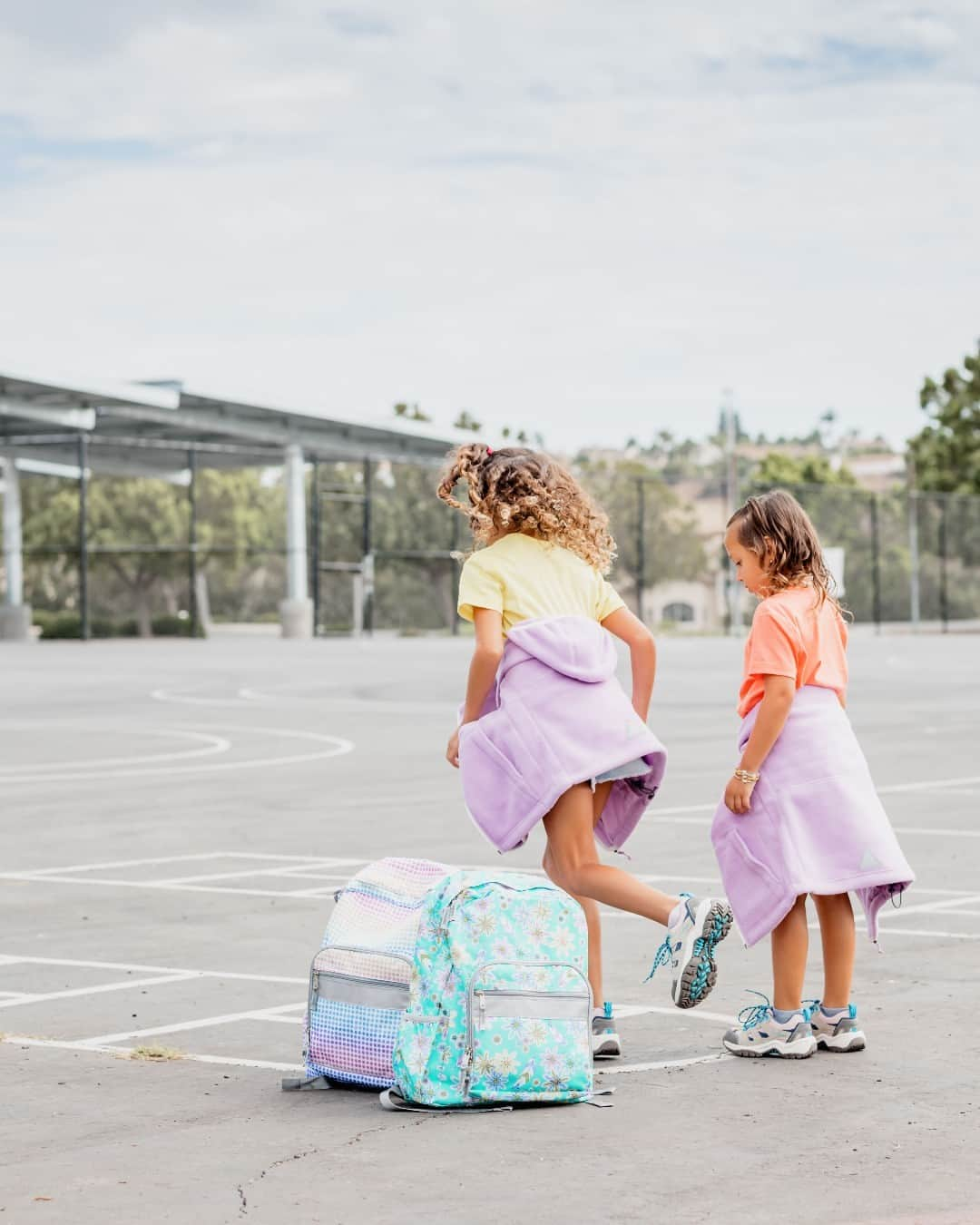 L.L.Beanのインスタグラム：「BFFs with the Best Backpacks Forever. 🎒   Share your first day photos and book pack stories with #DearLLBean!  #BeanOutsider (📸: Instagram's @aly.andco)」